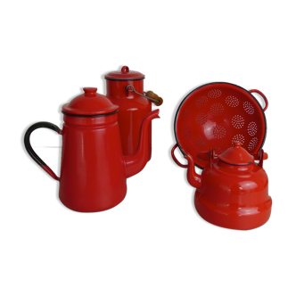 Set milk pot, kettle, coffee maker and red enamelled strainer