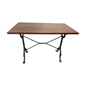 Bistro table in elm and cast iron base