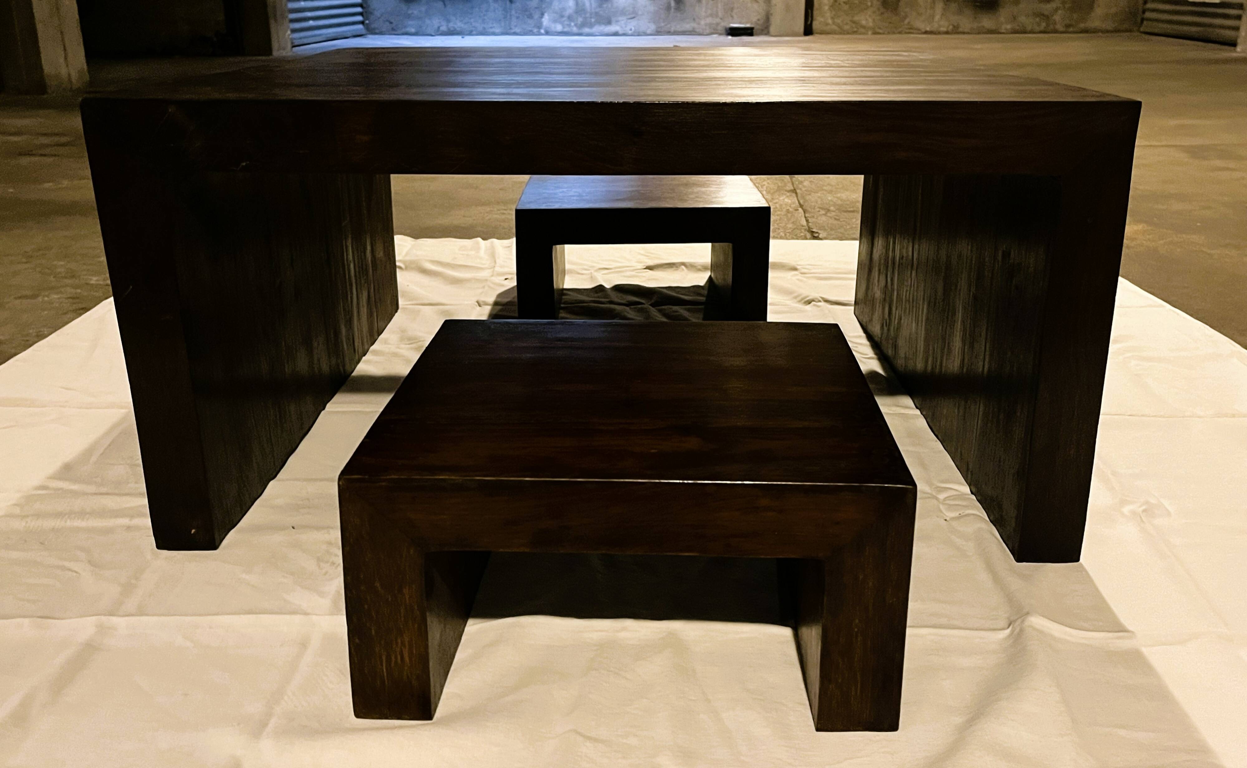 Table basse et 2 tabourets en bois foncé