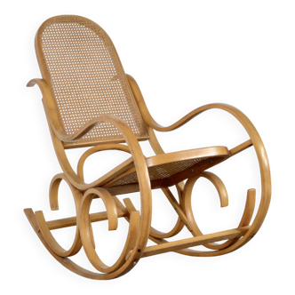 Fauteuil à bascule italien Luigi Crassevig en bois courbé avec assise en ro