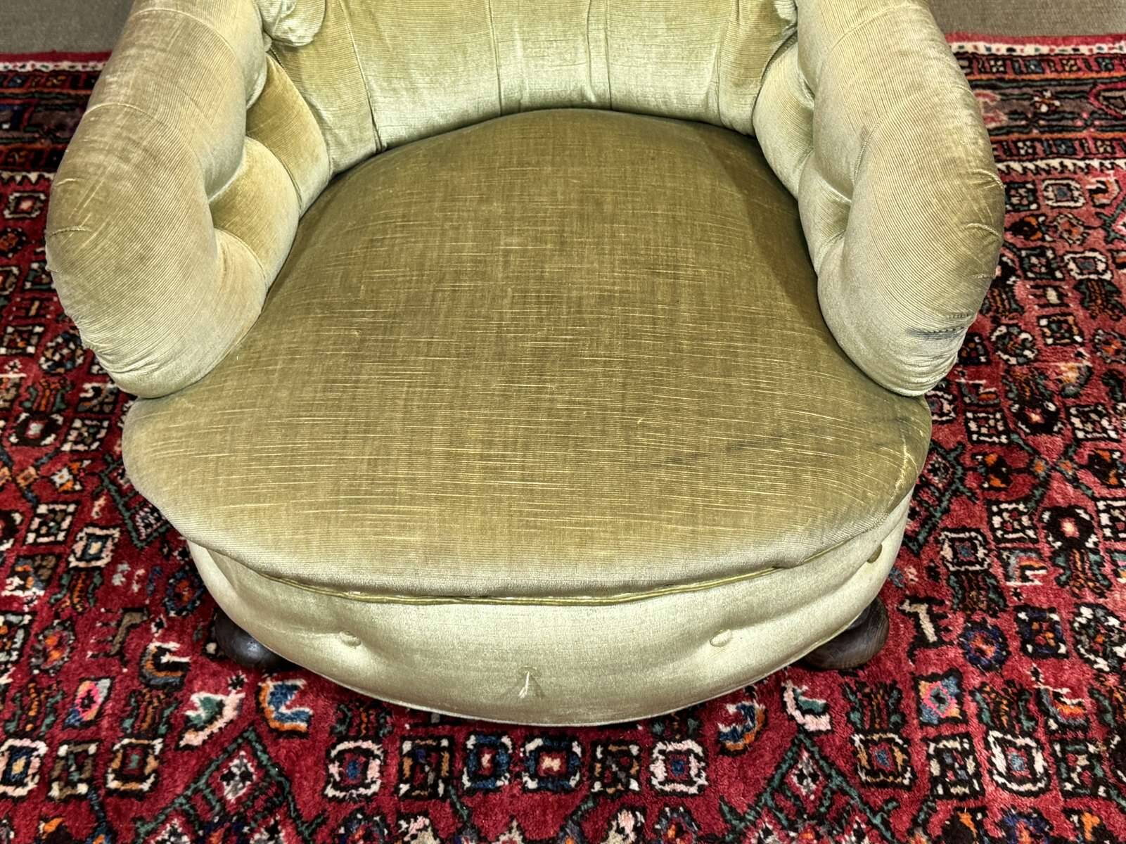 English armchair from the late 19th century.