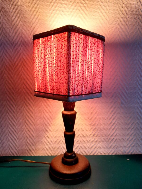 Lampe en bois art déco et abat-jour couture