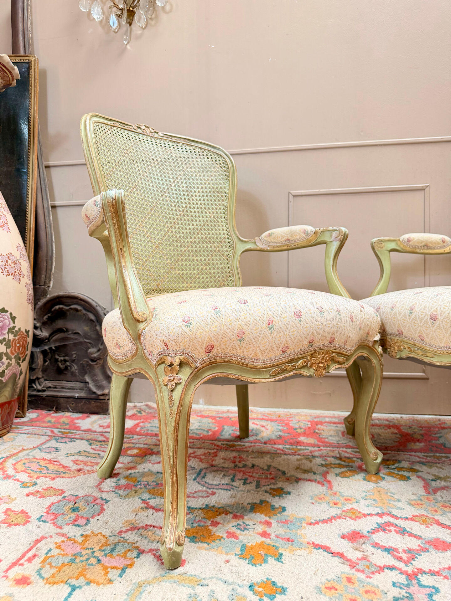 PAIRE DE FAUTEUILS EN BOIS LAQUÉ DE STYLE LOUIS XV XIX EME SIÈCLE  