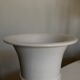 Vase Medicis Jean Roger en terre blanche