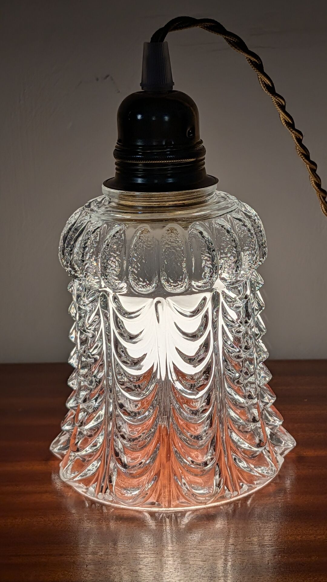 Transparent moulded glass suspension – corolla pattern