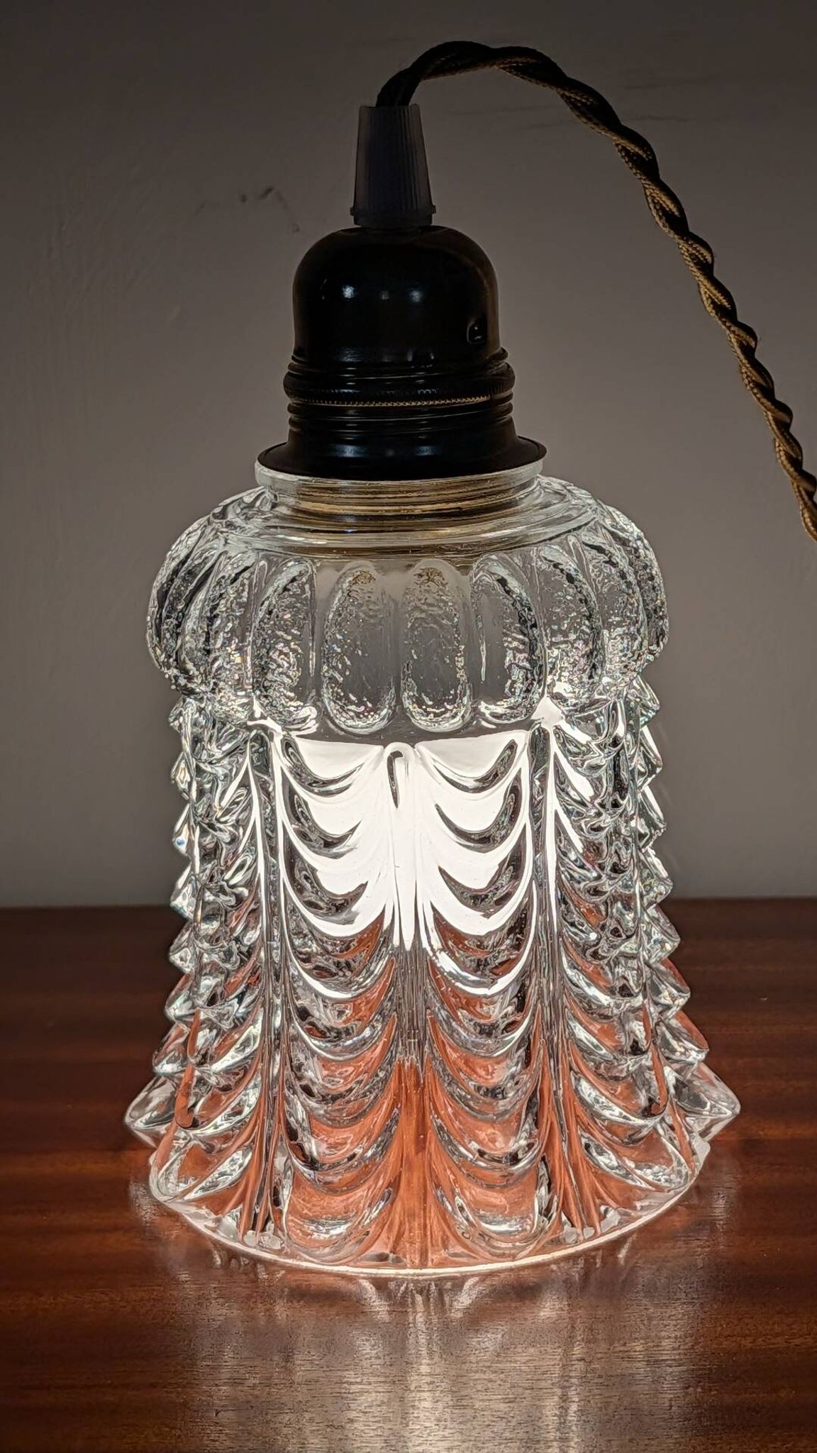 Suspension en verre moulé transparent – motif corolle