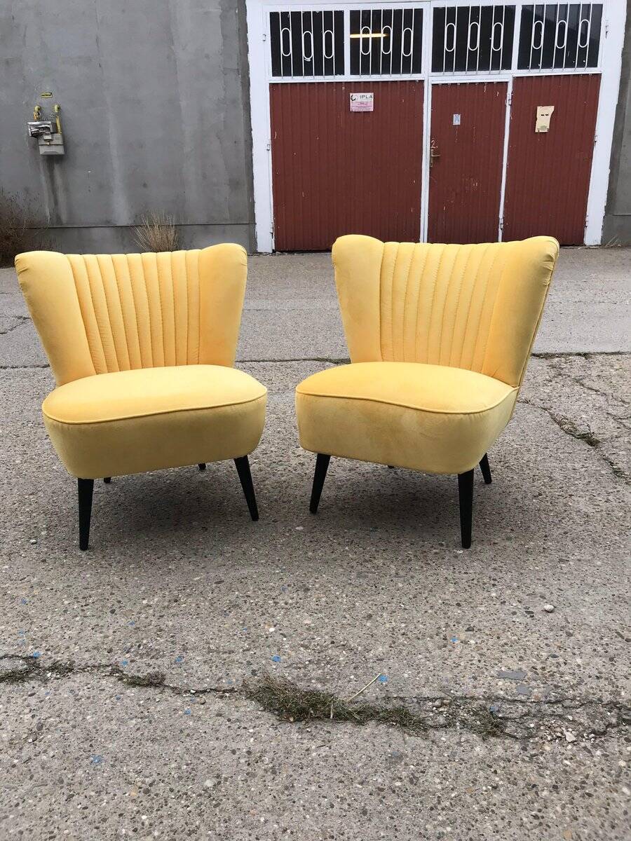 Set de 2 fauteuils cocktail jaunes en velours et hêtre massif années 1950