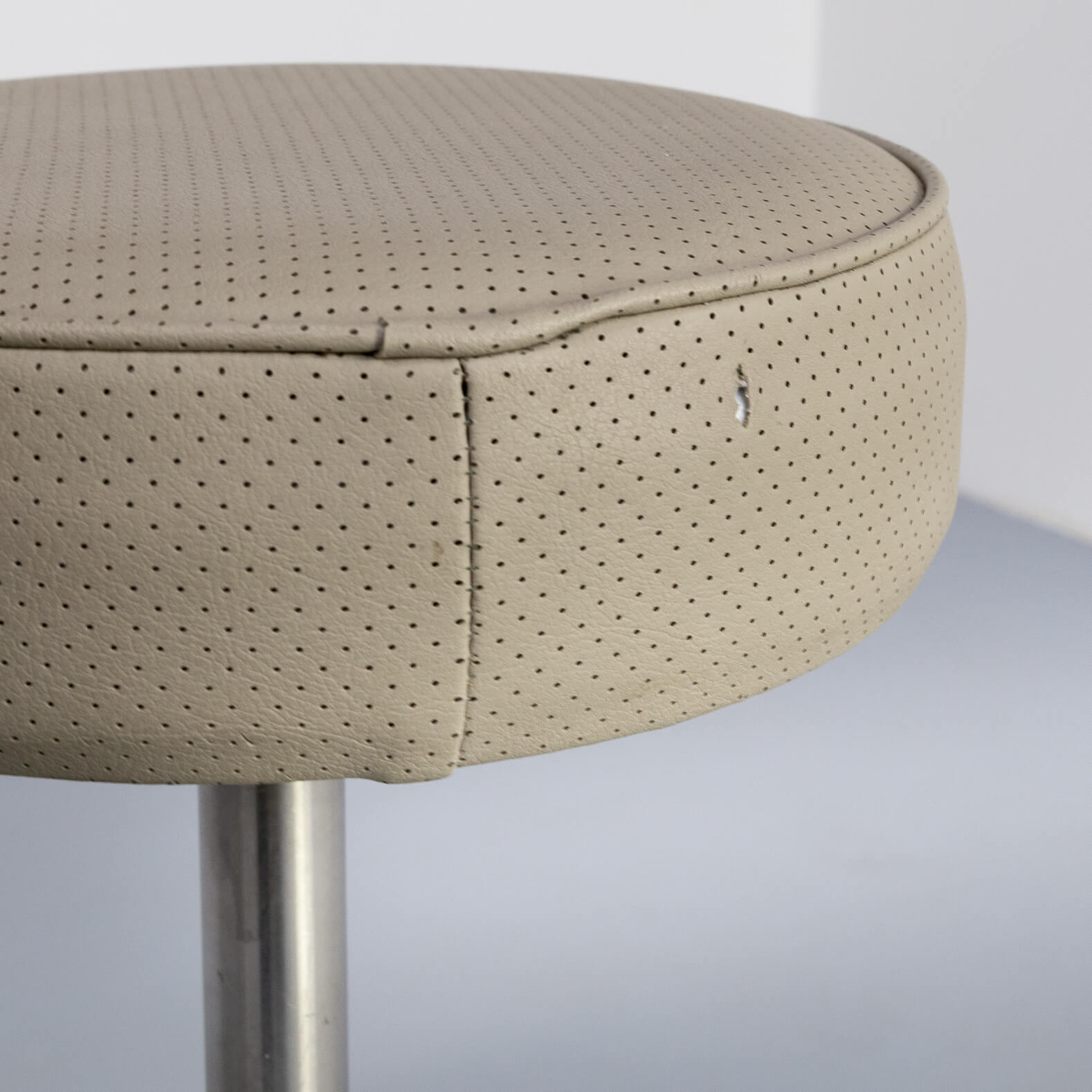 70s cast stainless steel and leather stool set/3