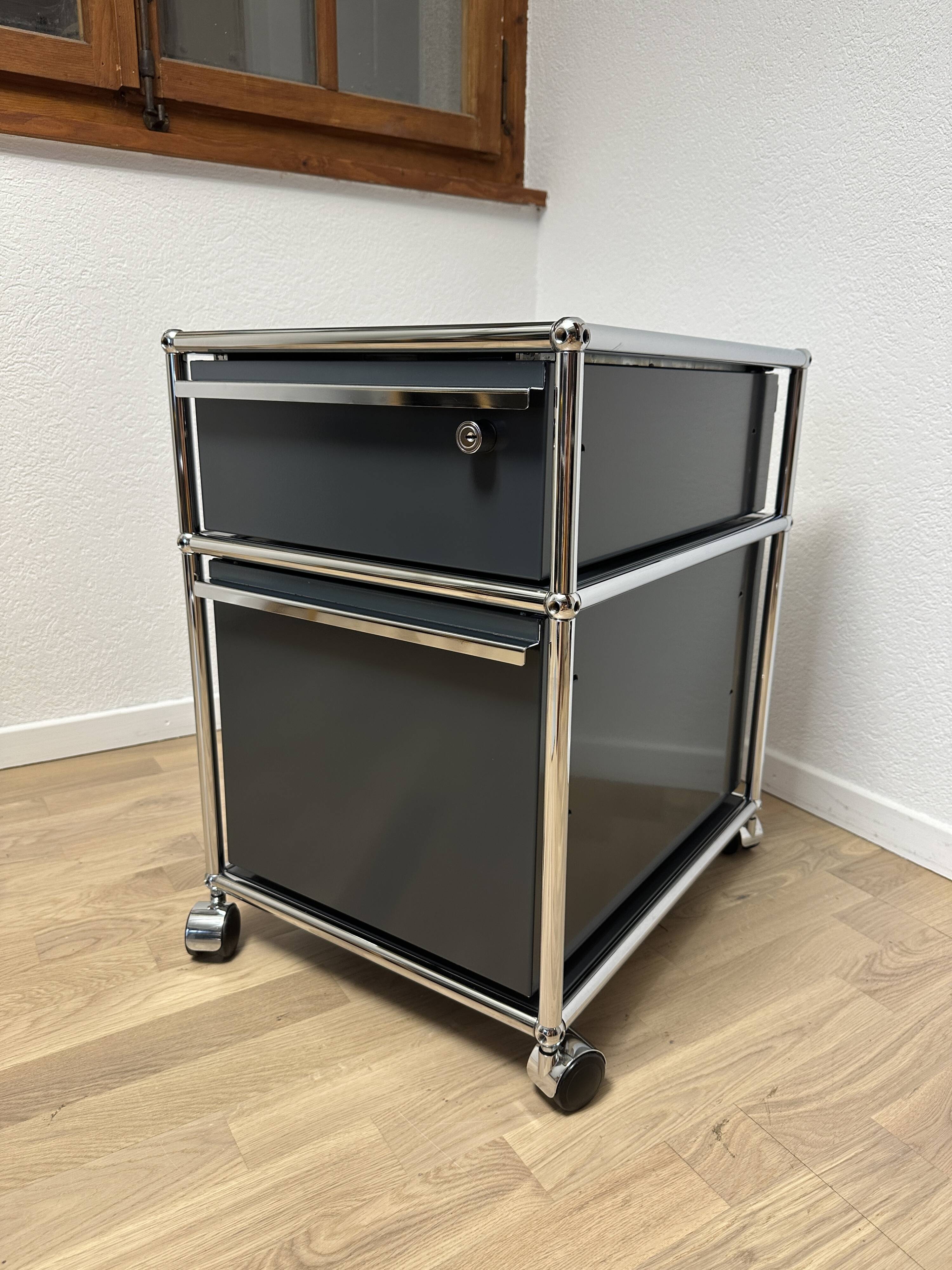 USM Haller wheeled cabinet in Anthracite Grey