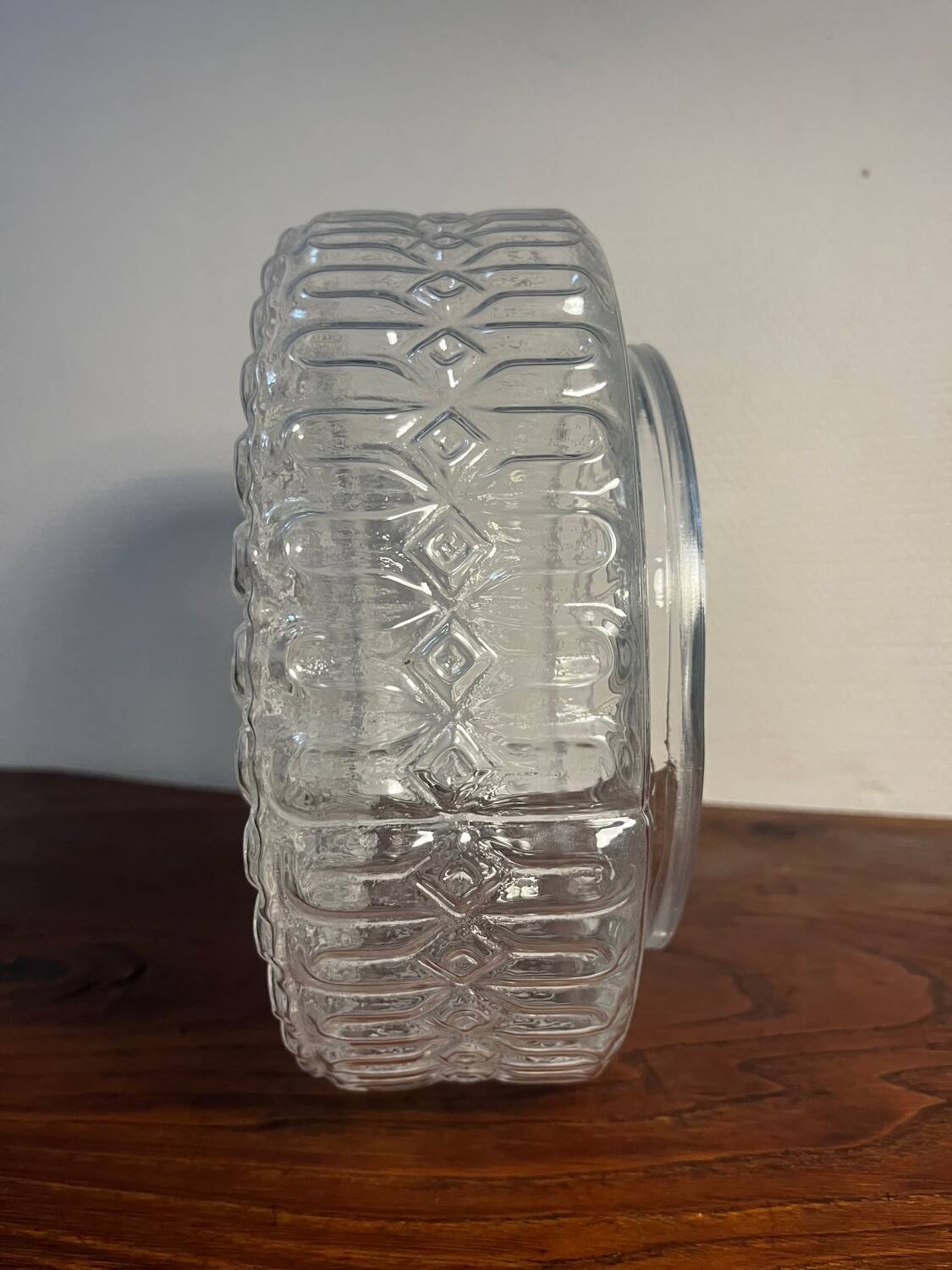 Ceiling light in bubbled chiseled glass with porcelain socket