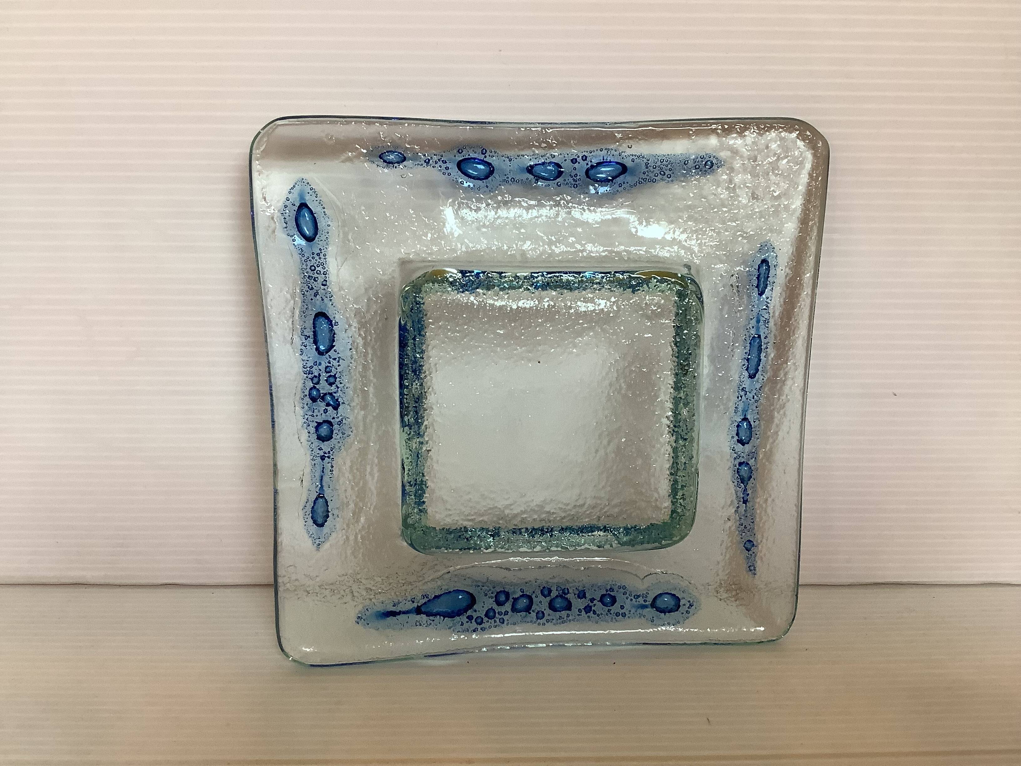 Blue glass paste pocket emptier