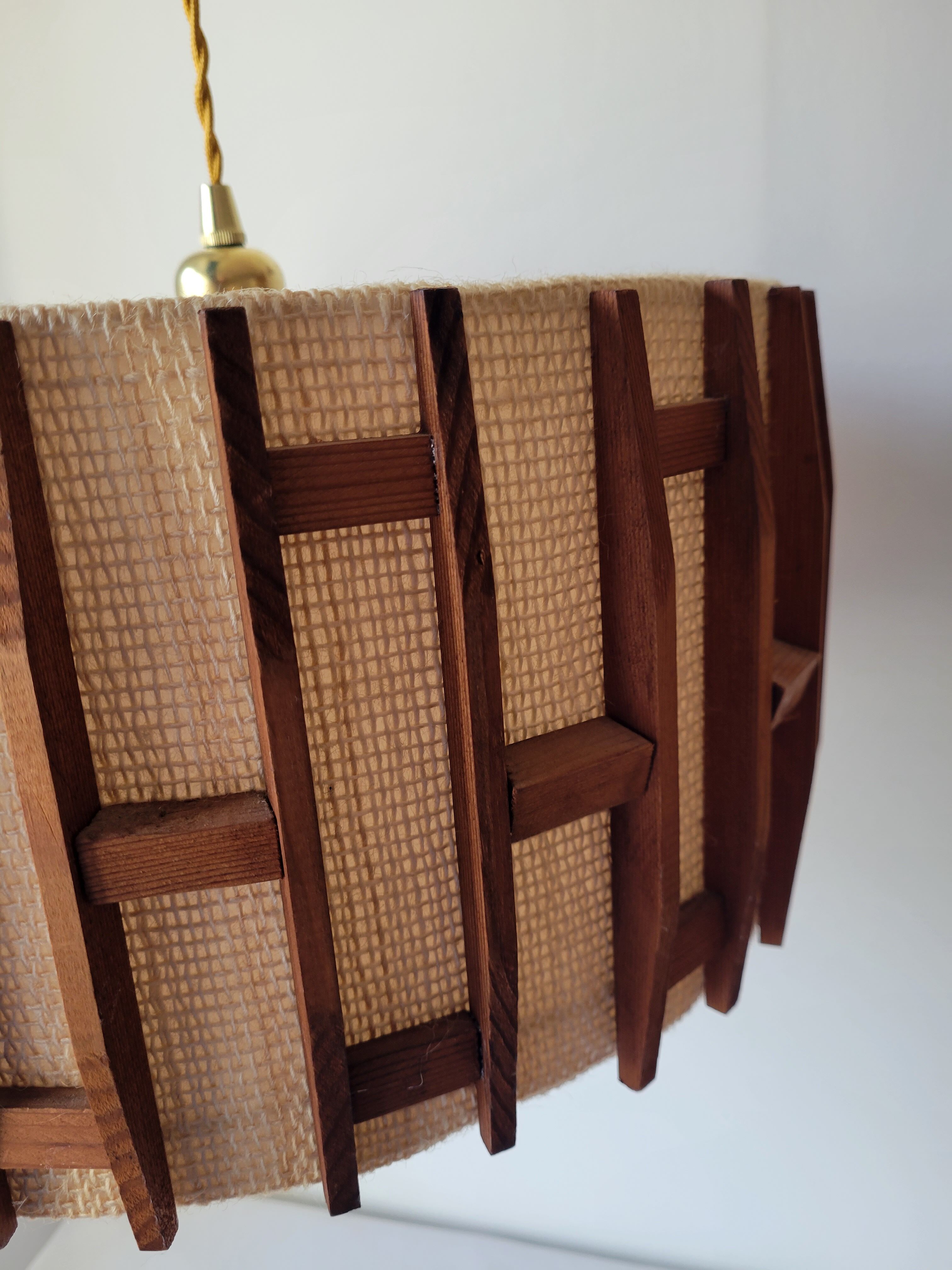 Scandinavian pendant lamp in wood and burlap