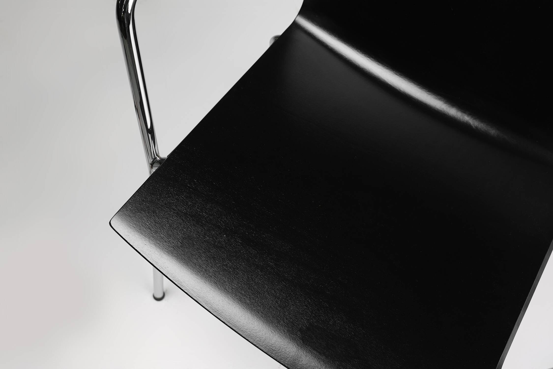 Chaise design moderne noire du milieu du siècle avec accoudoirs, Belgique