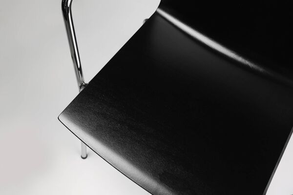 Chaise design moderne noire du milieu du siècle avec accoudoirs, Belgique