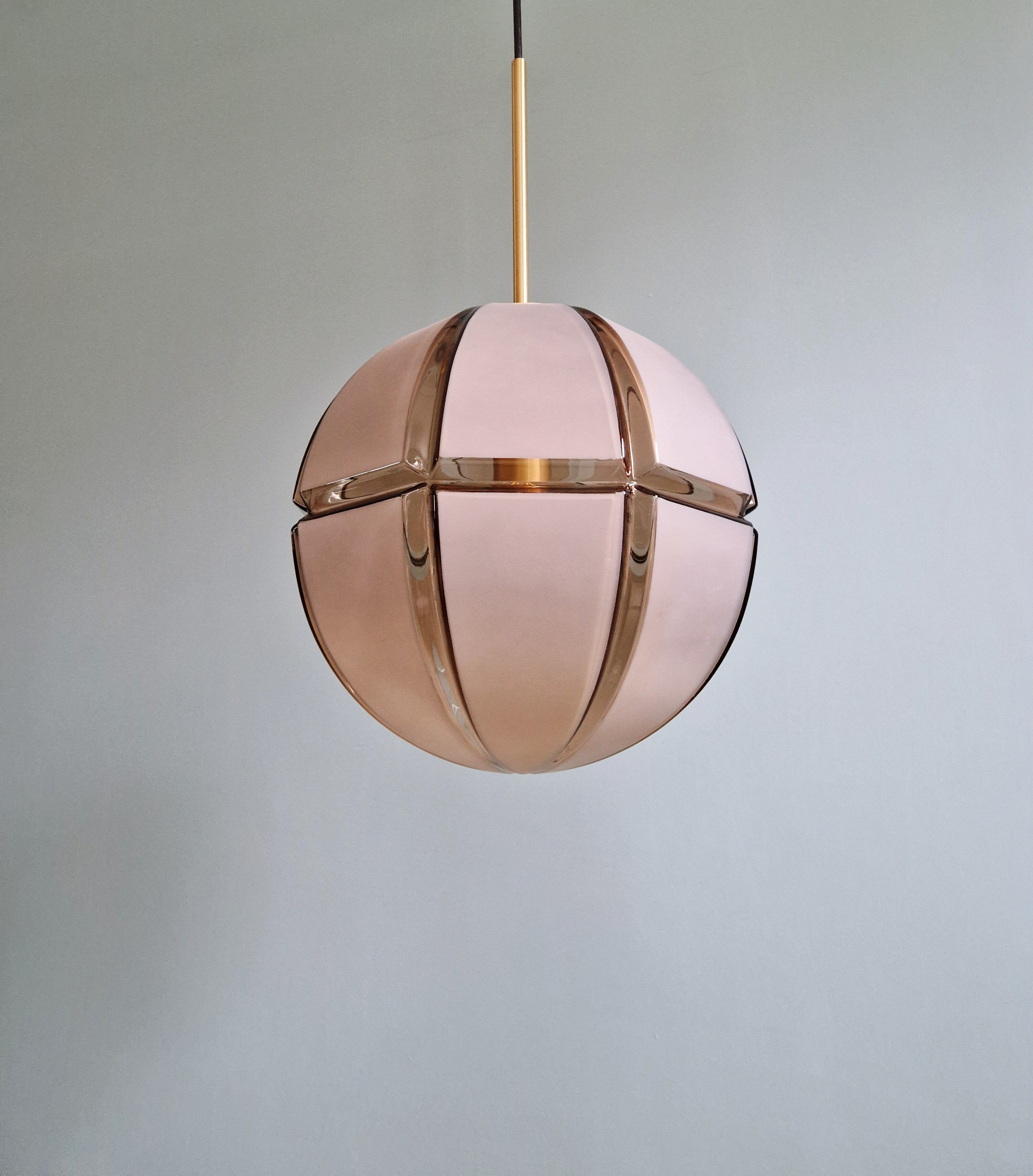 Grande suspension en verre fumé et dépoli, Peill & Putzler, 1970