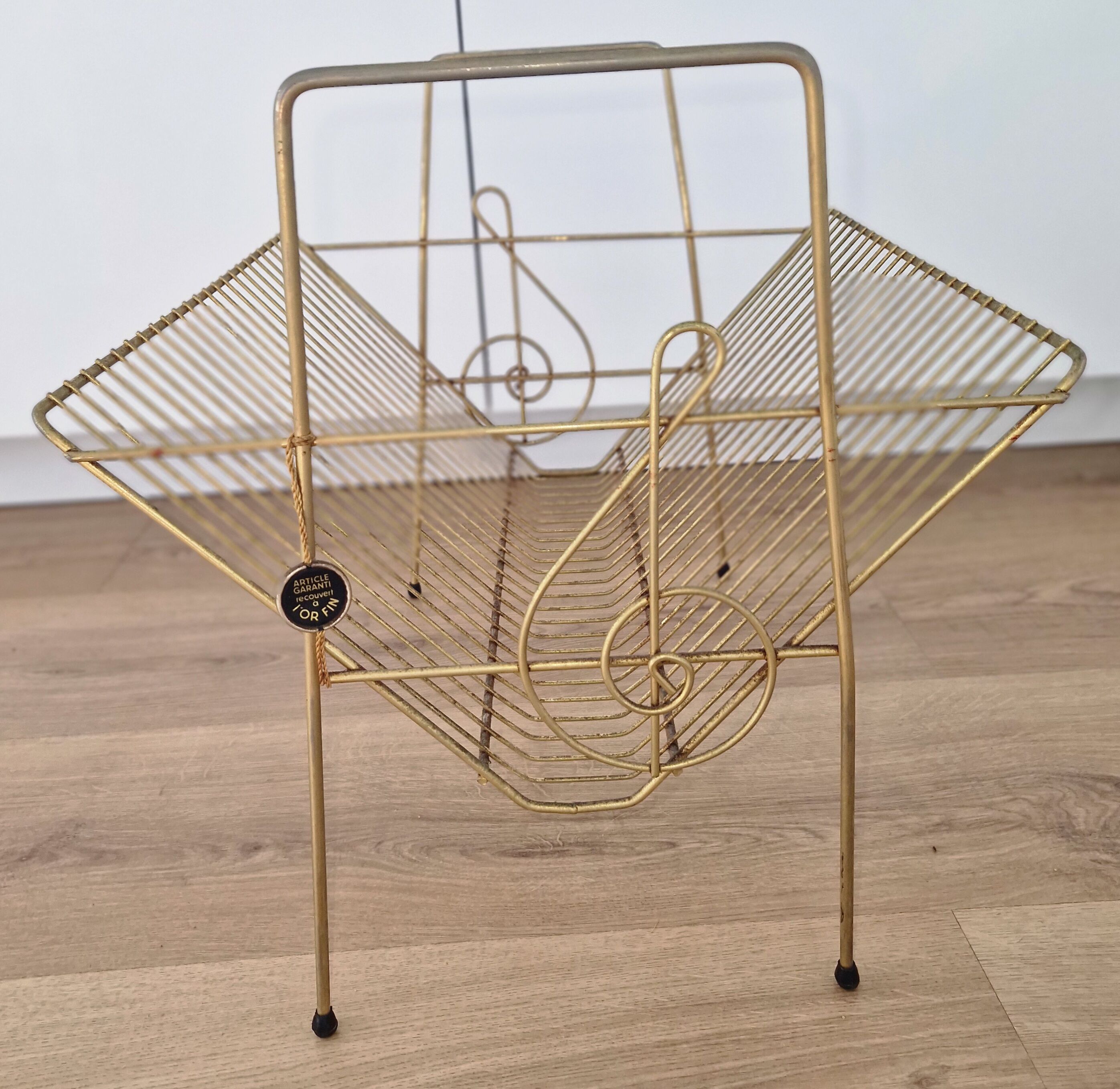 Golden metal vinyl record holder "Treble Clef"