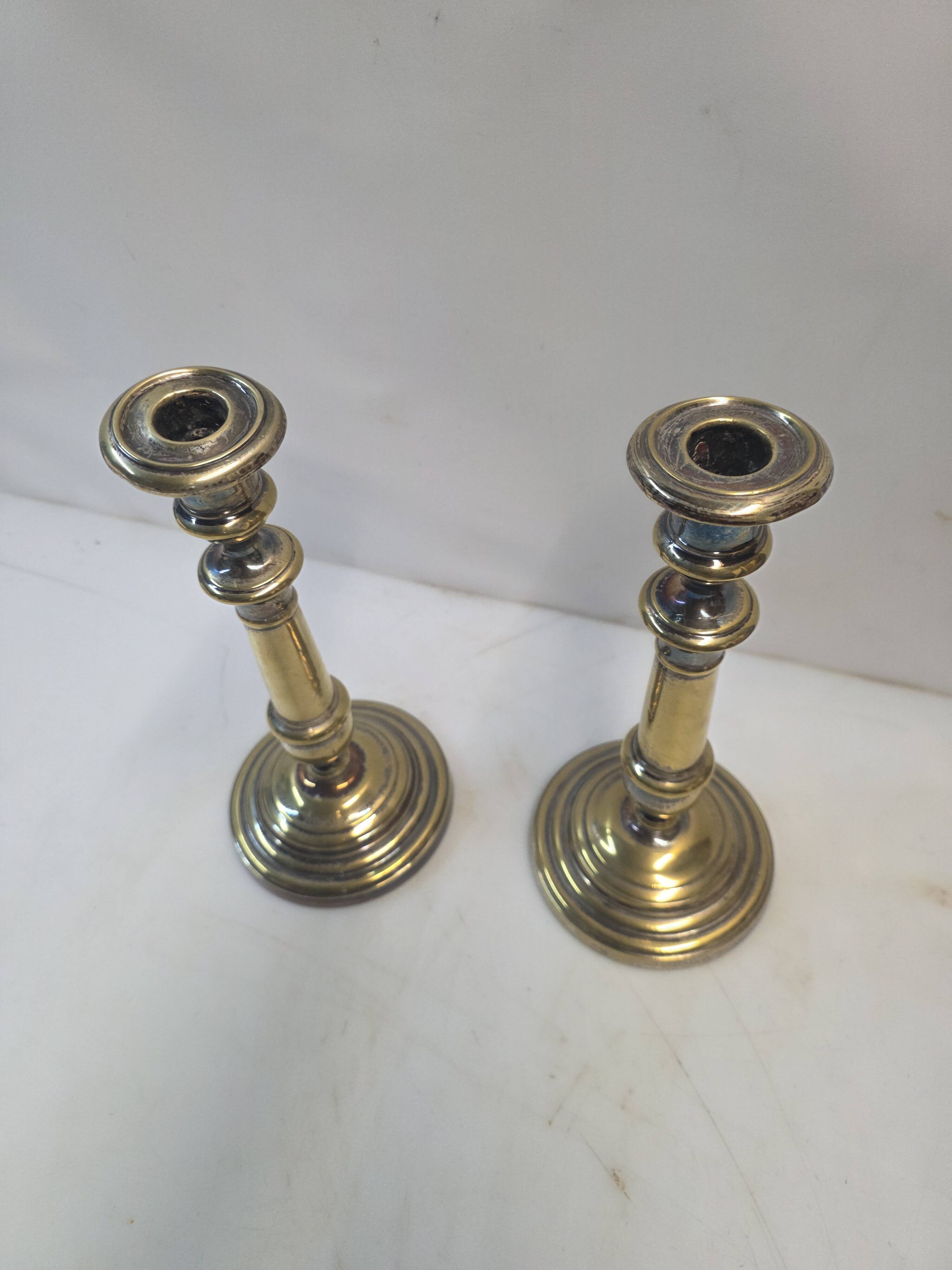 Paire de bougeoirs anciens en laiton