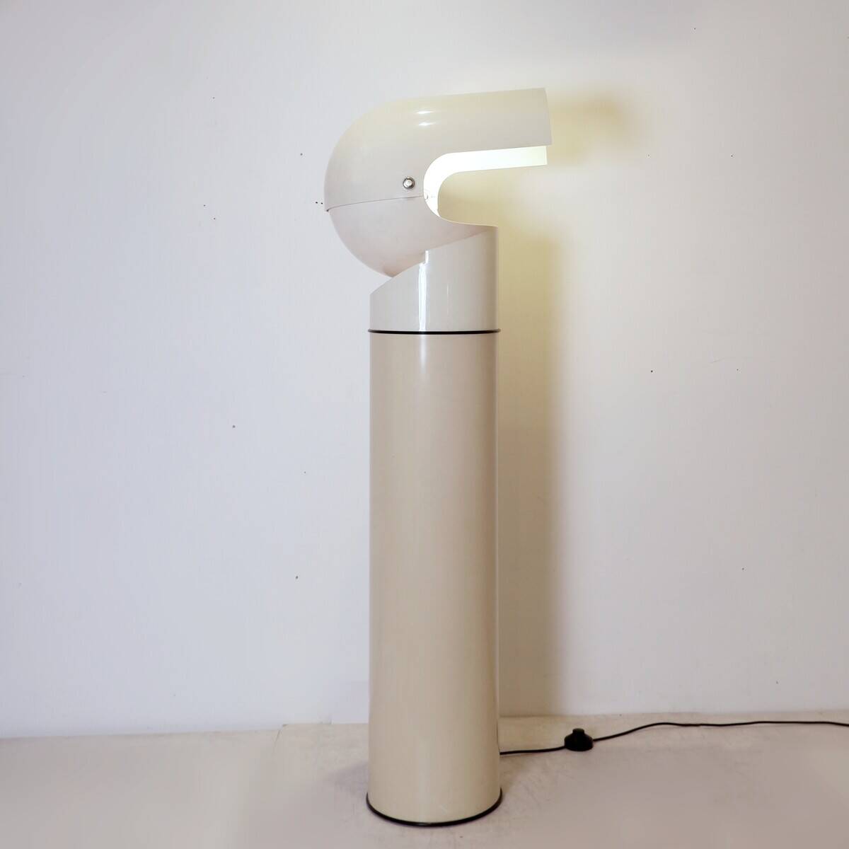 "Pileo Mezzo" Floor Lamp by Gae Aulenti for Artemide, 1965s