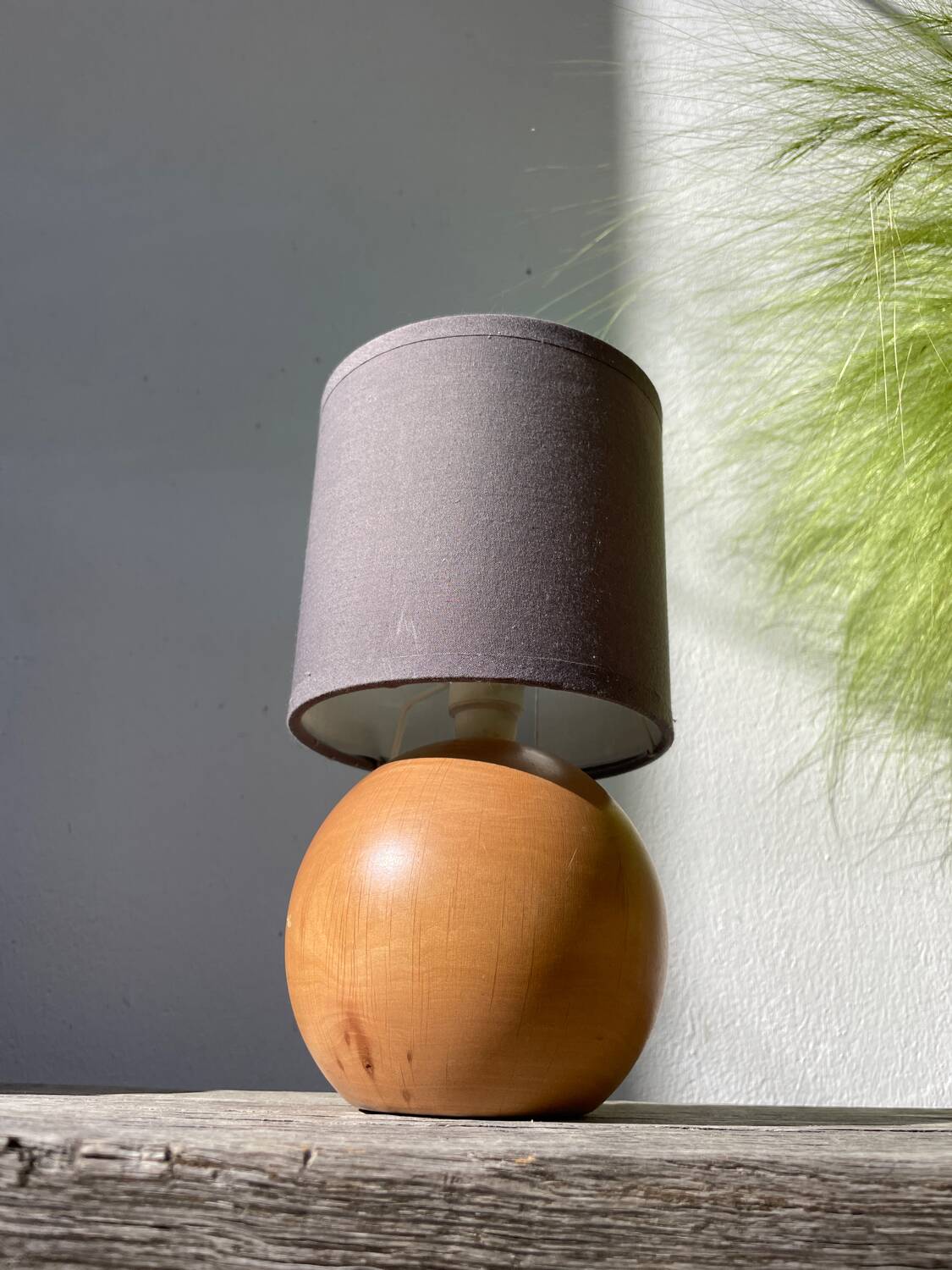 Lampe boule en bois tourné 1989o