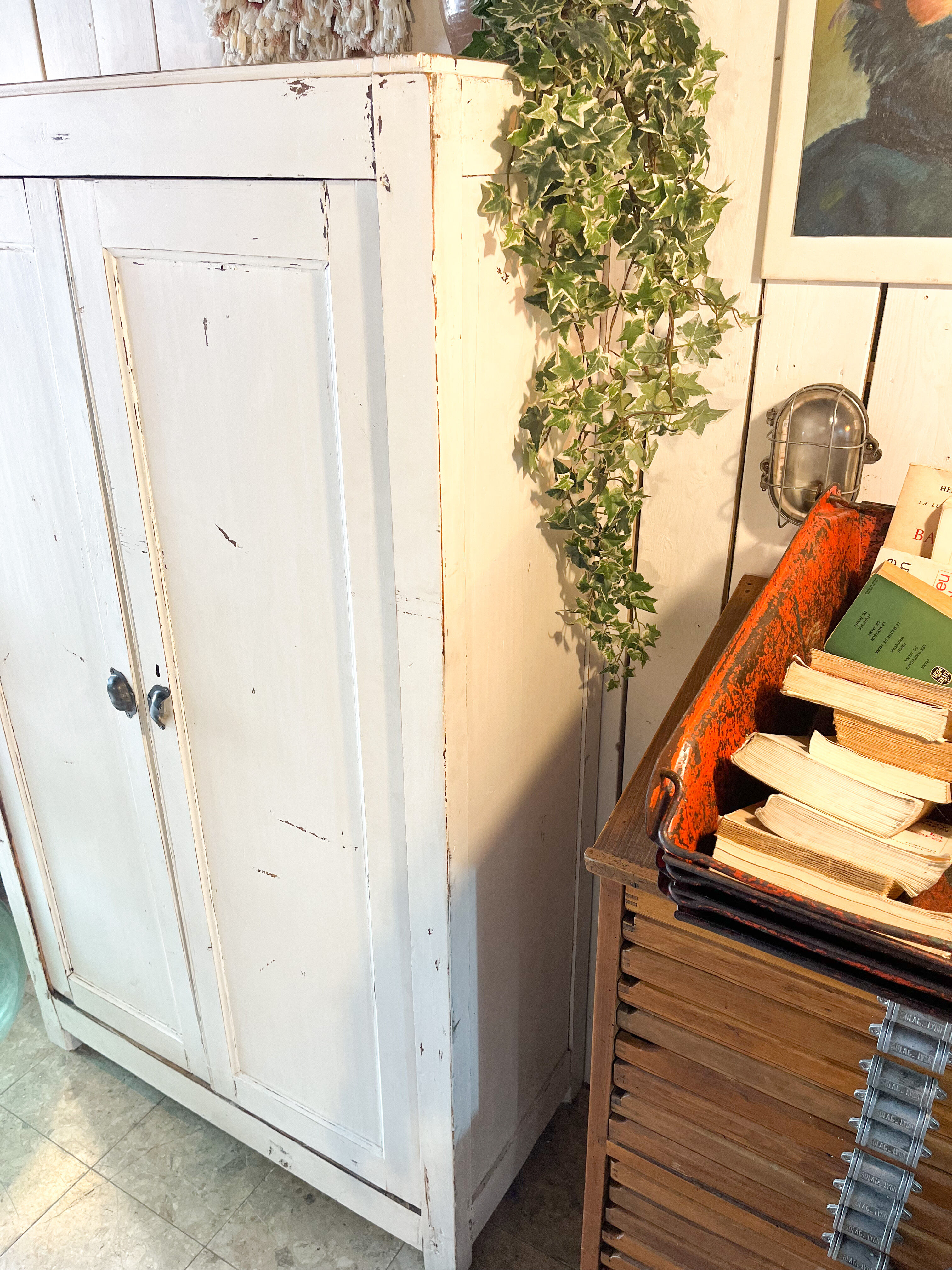 Armoire parisienne patine blanche