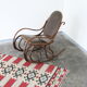 Chaise berçante de bois plié de cru