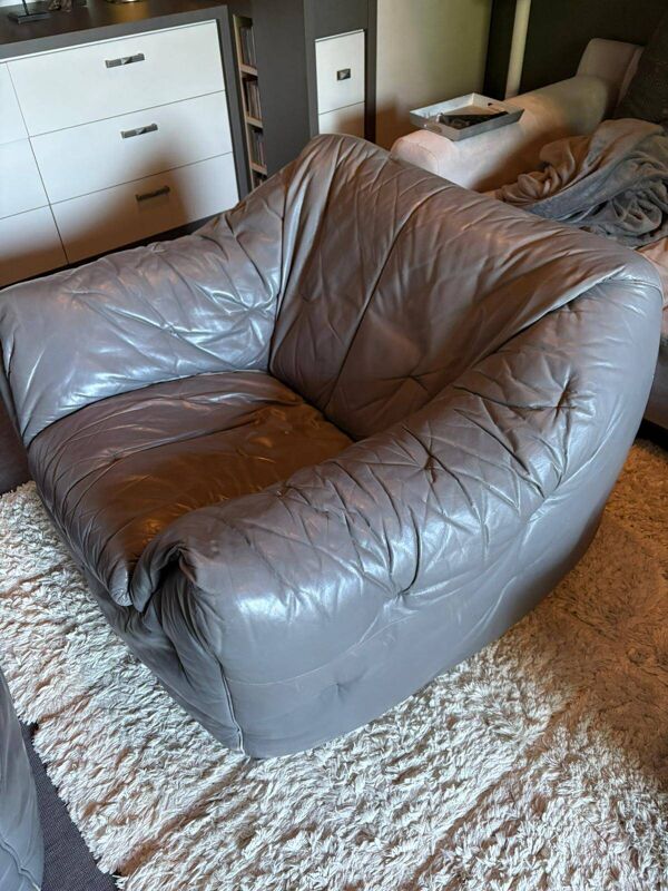 Fauteuil et pouf gamme sloop de ligne roset en cuir gris