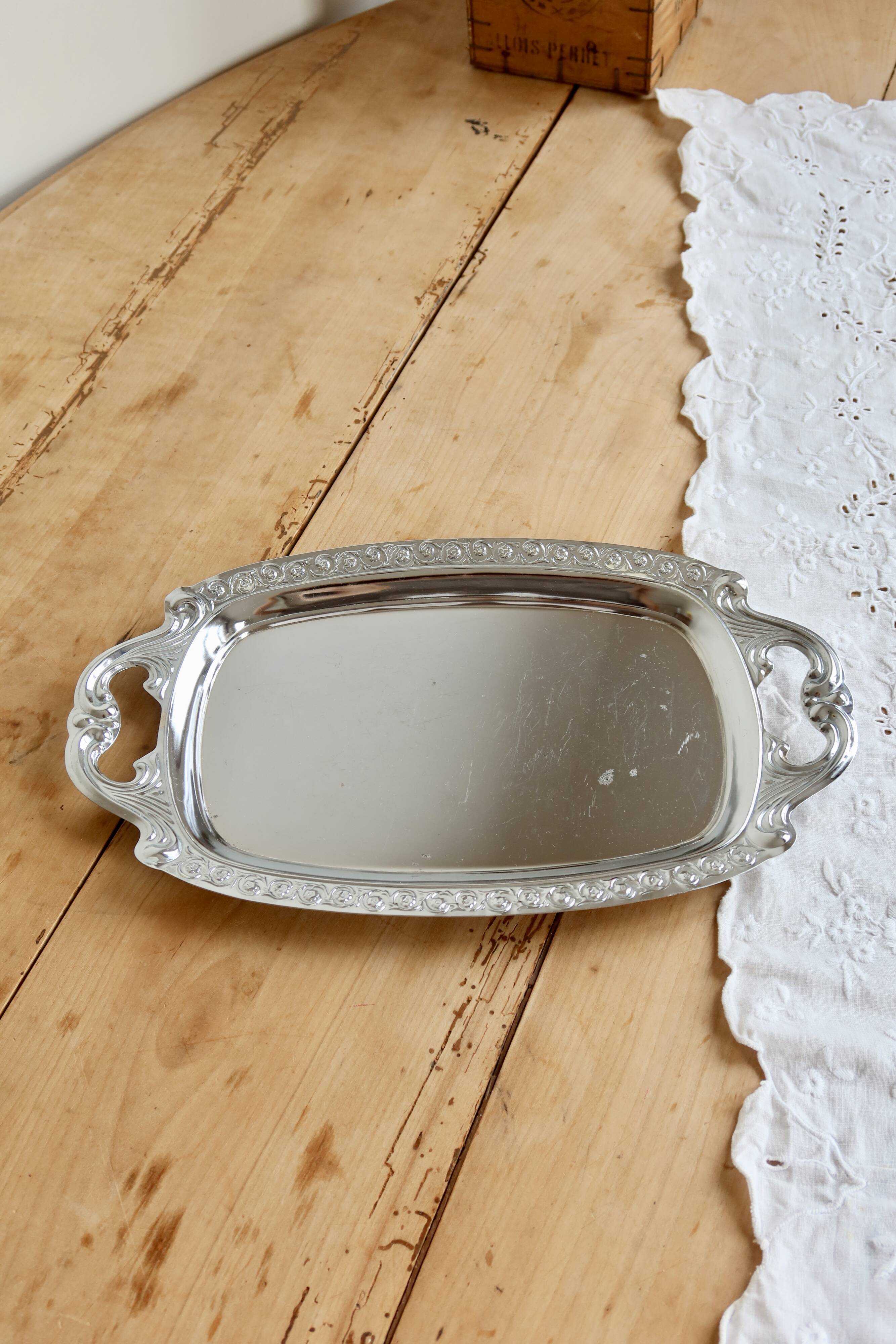 Vintage silver-plated serving tray – Handles and engraved border style