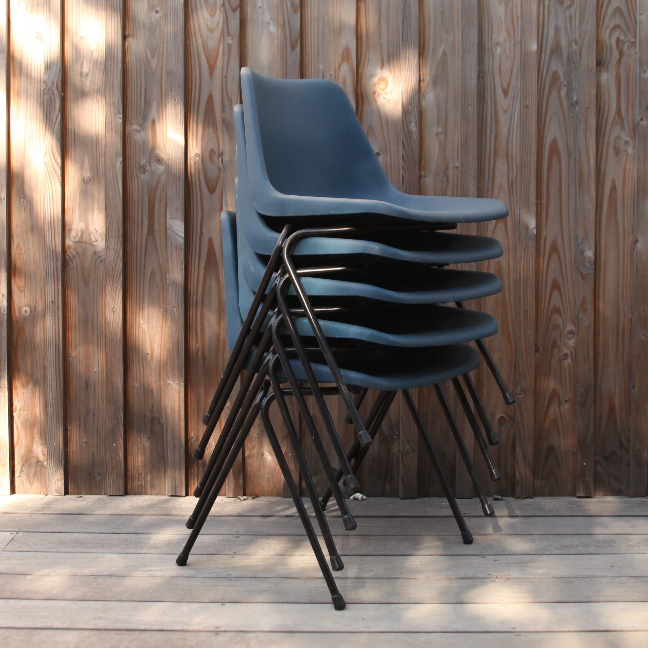 Lot de 5 chaises en plastique bleu gris Robin day