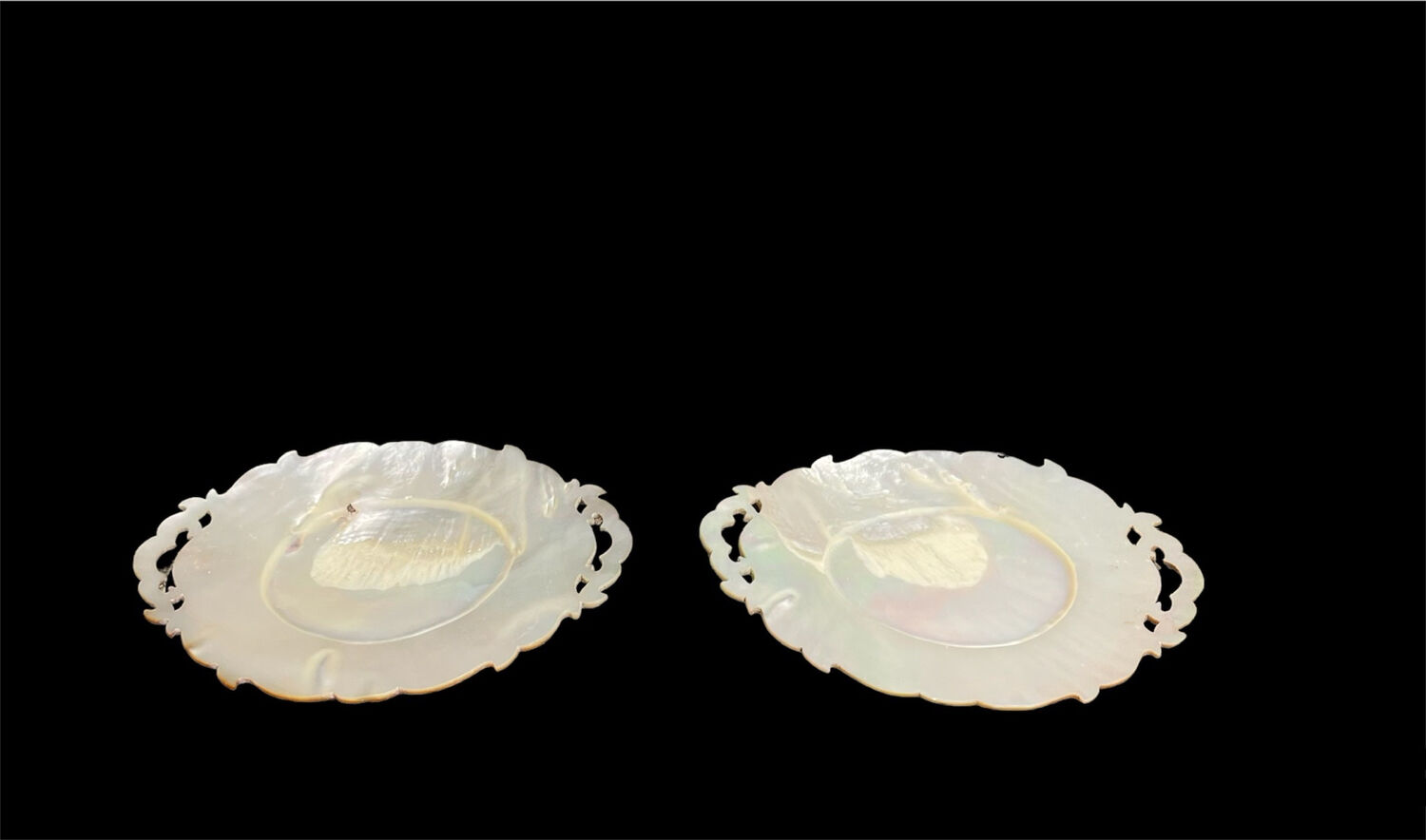 Caviar dish in reticulated and carved mother-of-pearl