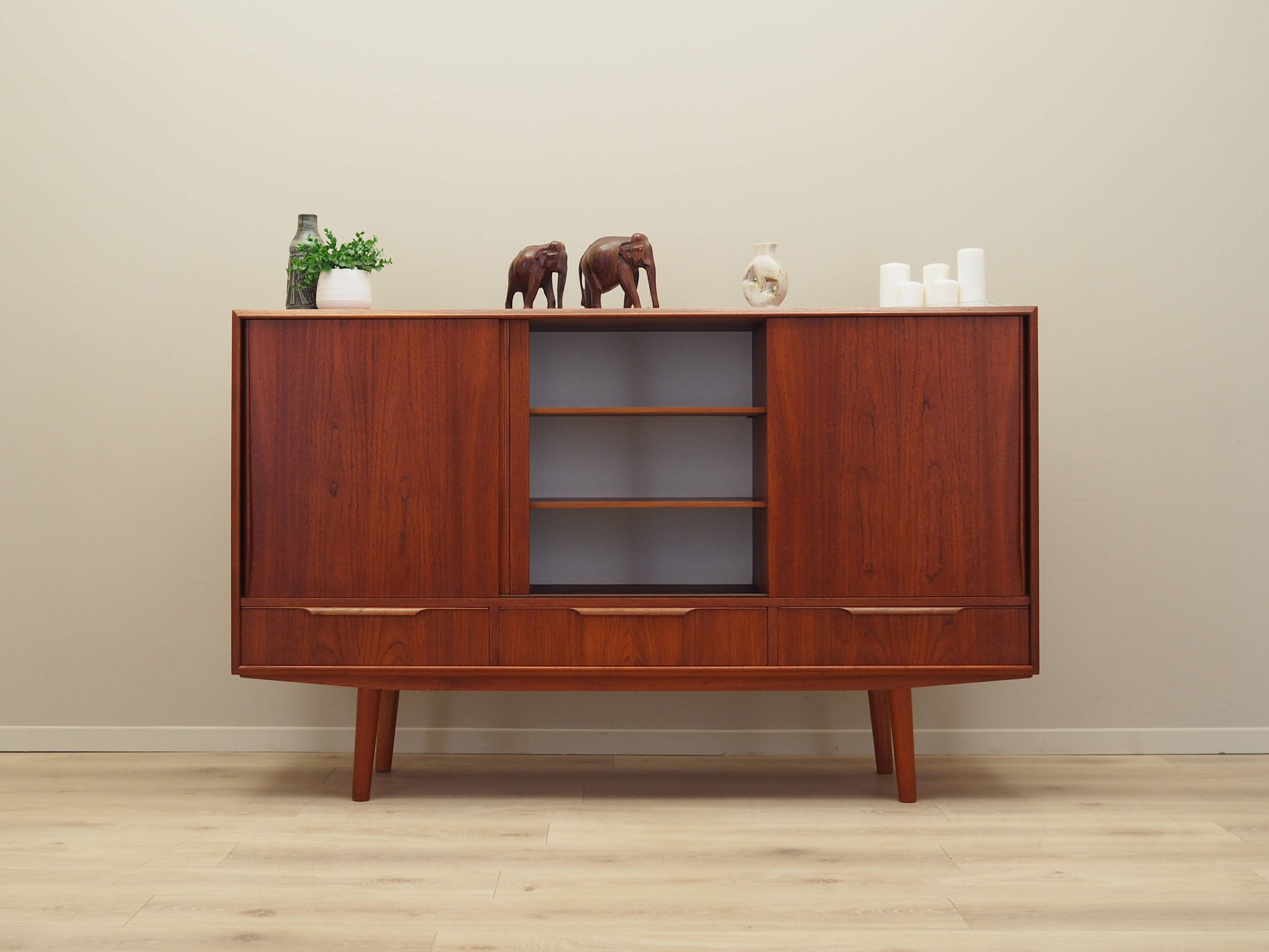 Buffet haut en teck, design danois, années 1970, production : Danemark