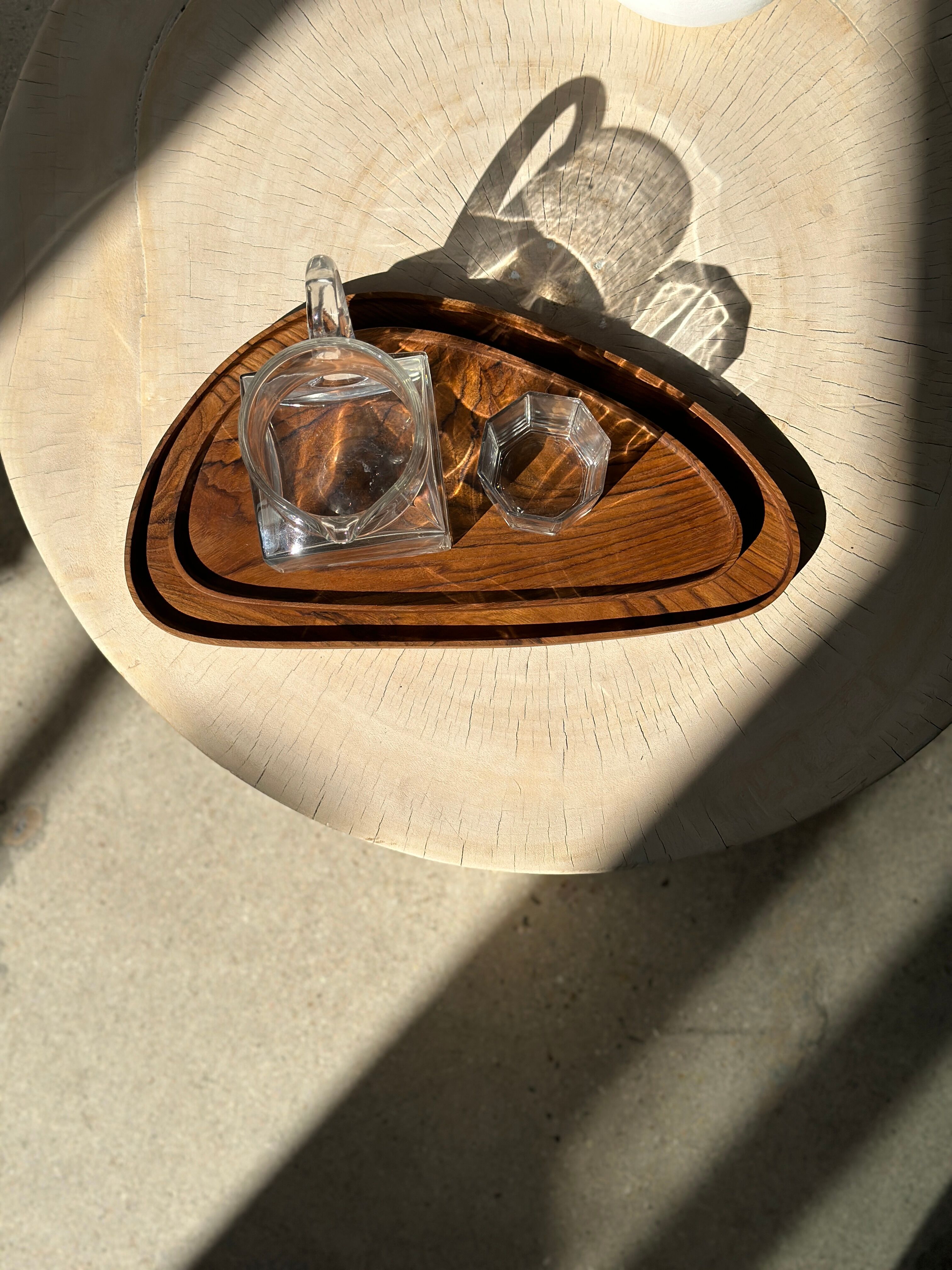 Trio de plateaux ou coupelles de forme triangulaire arrondi en teck monoxyle