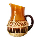 Carafe en verre ambré habillée d'osier, vintage