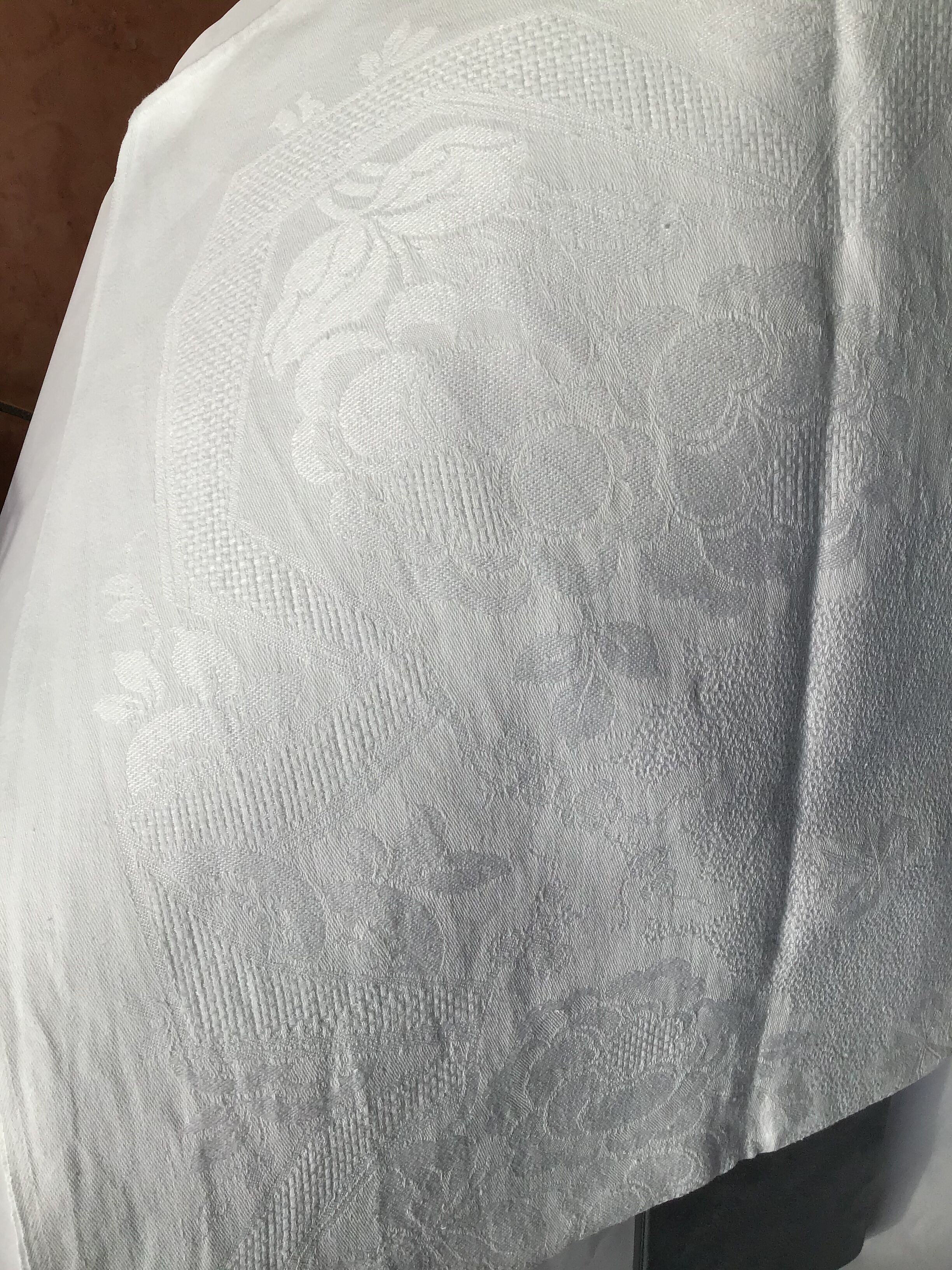 JC damask table embroidered hand 160x144cm