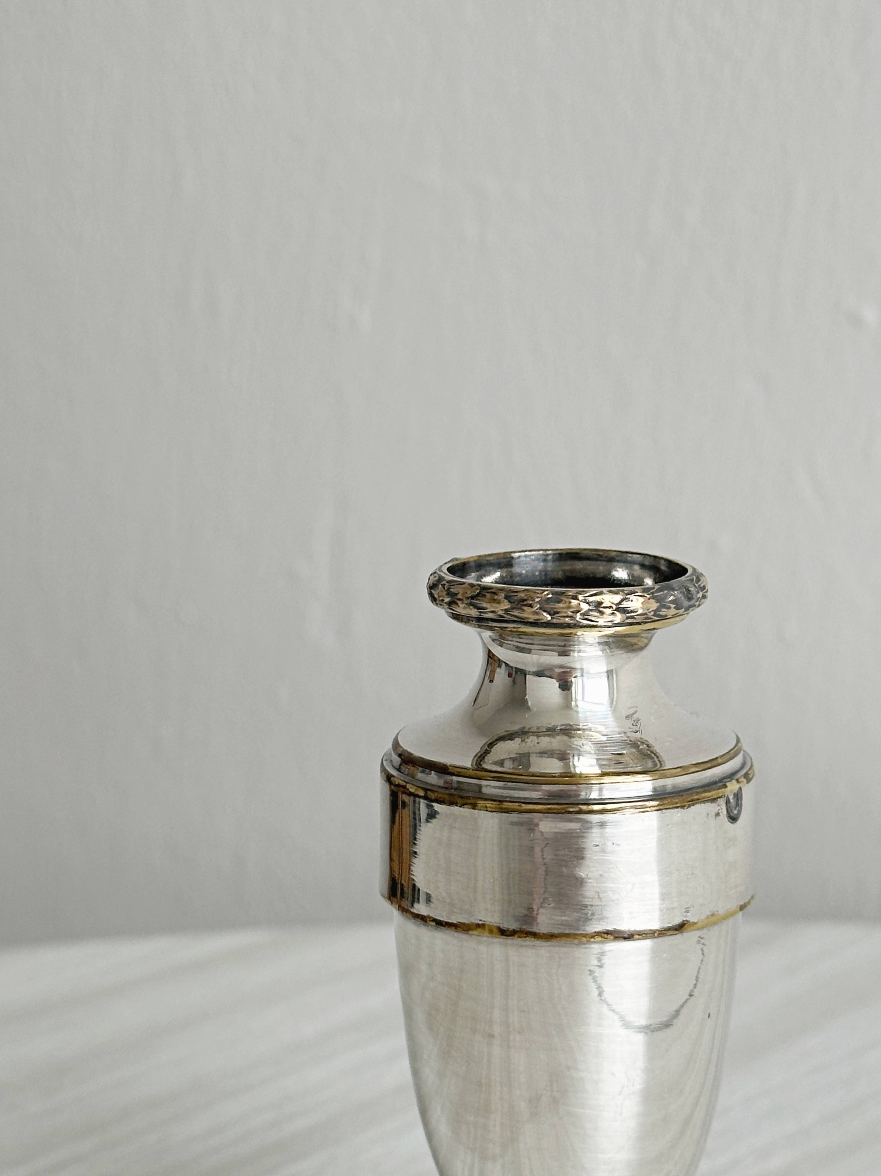 Small soliflore vase in very light metal.