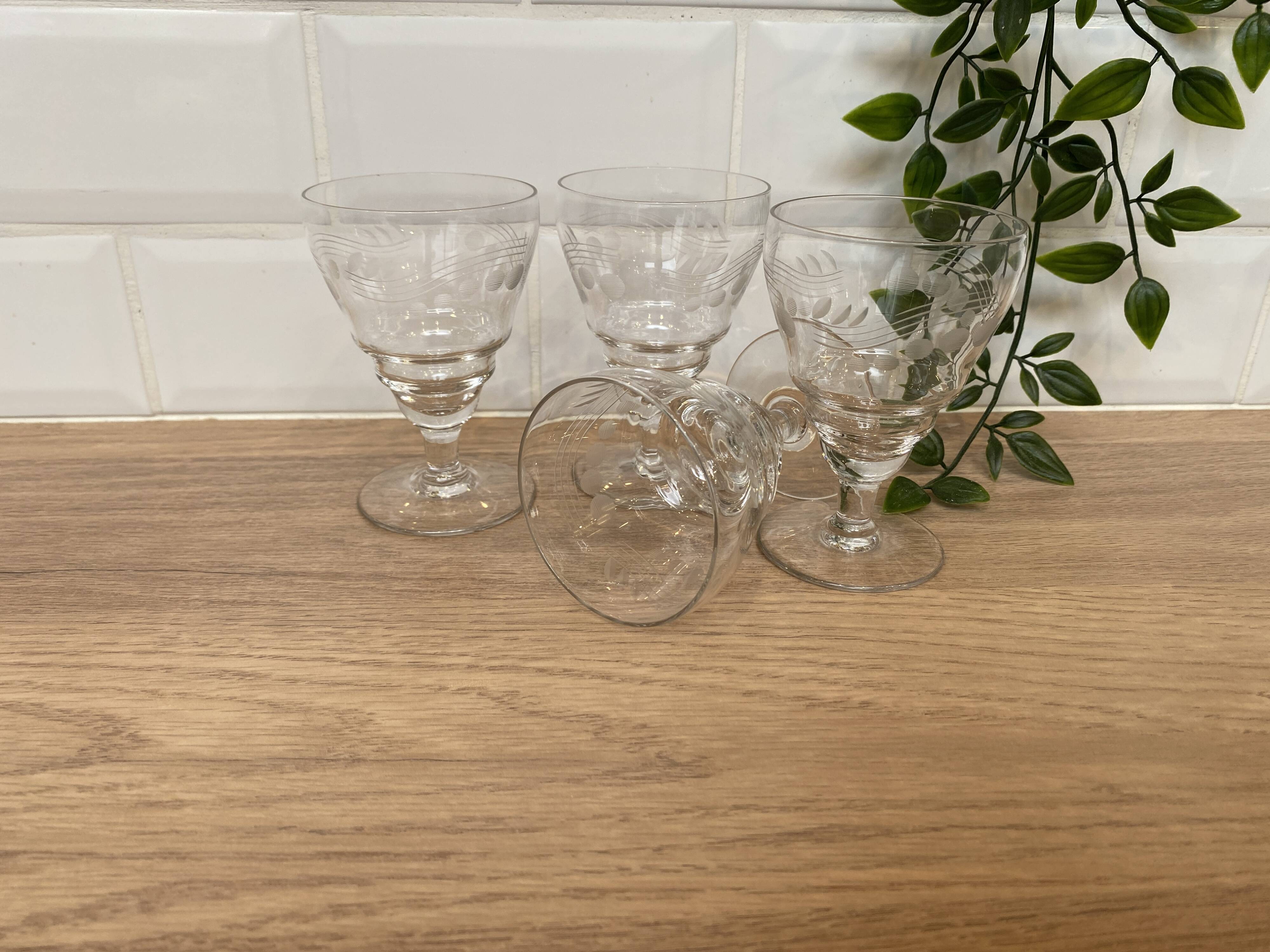 Set of 4 wine glasses on short stem