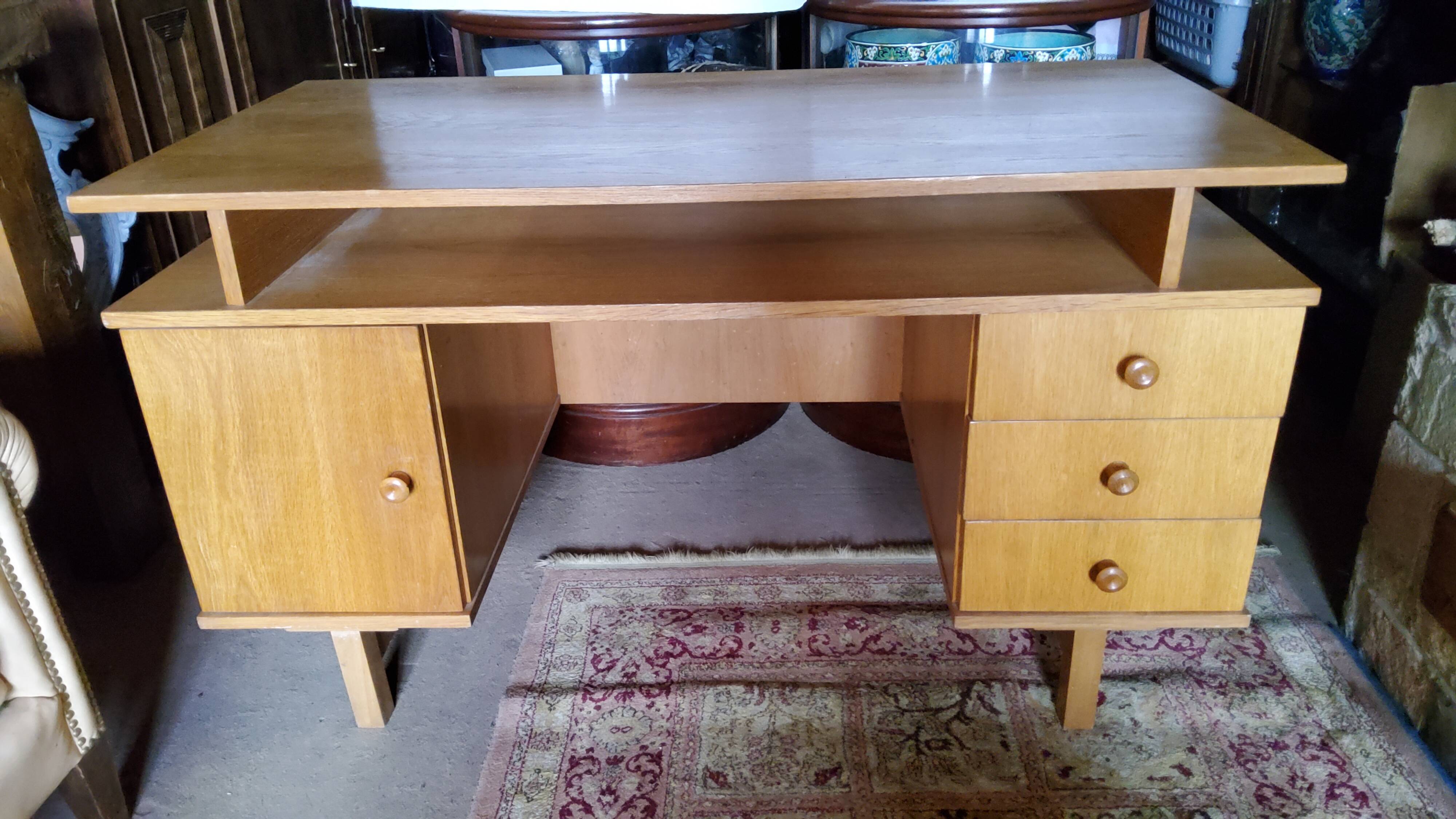 Office of the 60s /70s with blond oak caissons