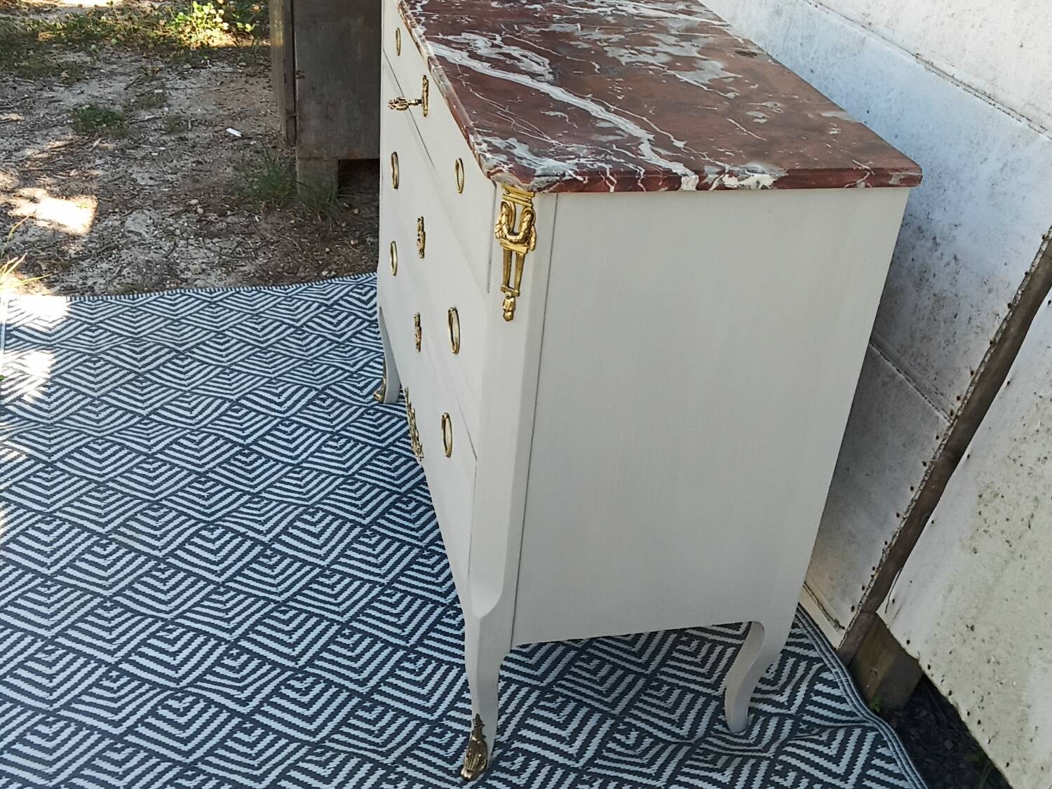 Transitional style chest of drawers