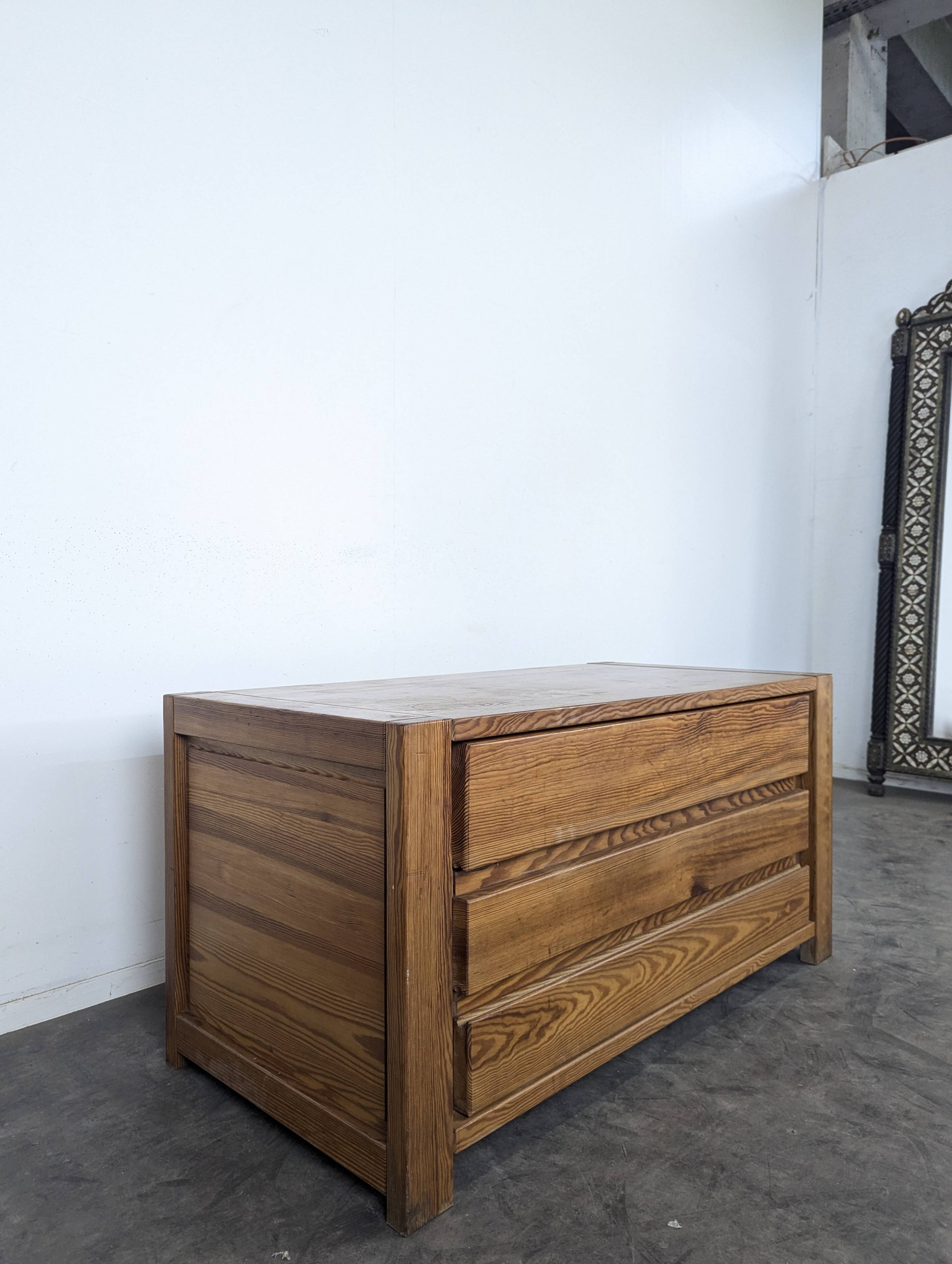 Commode trois tiroirs en bois massif dans le goût de Maison Regain