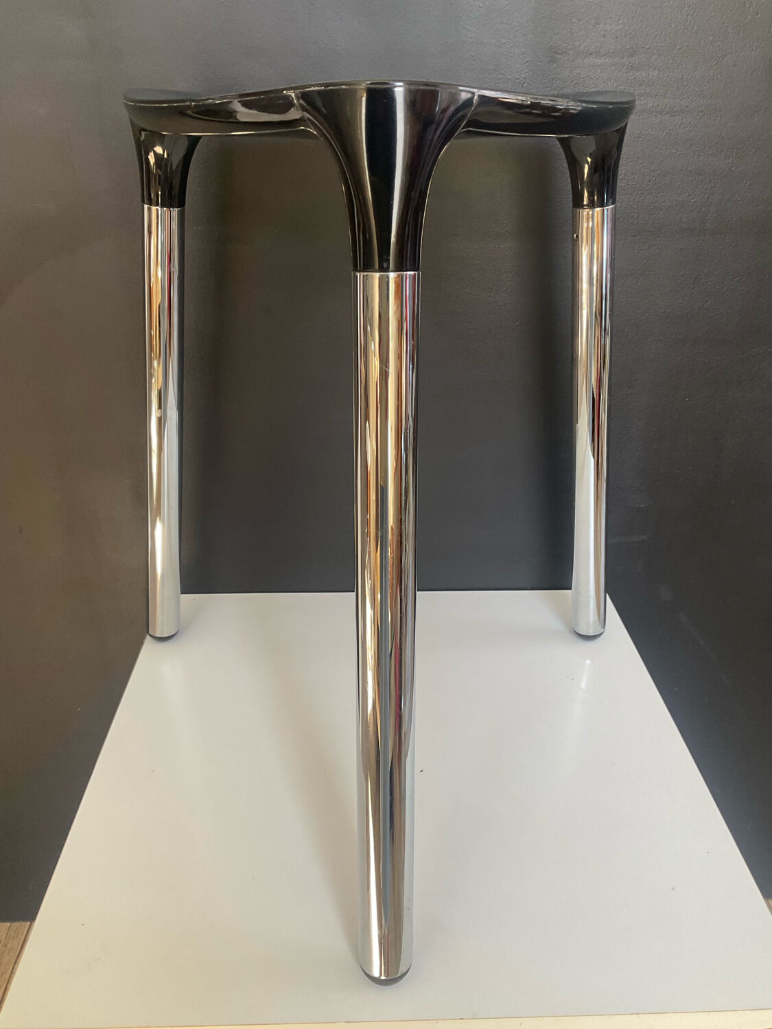 Tabouret italien tripode