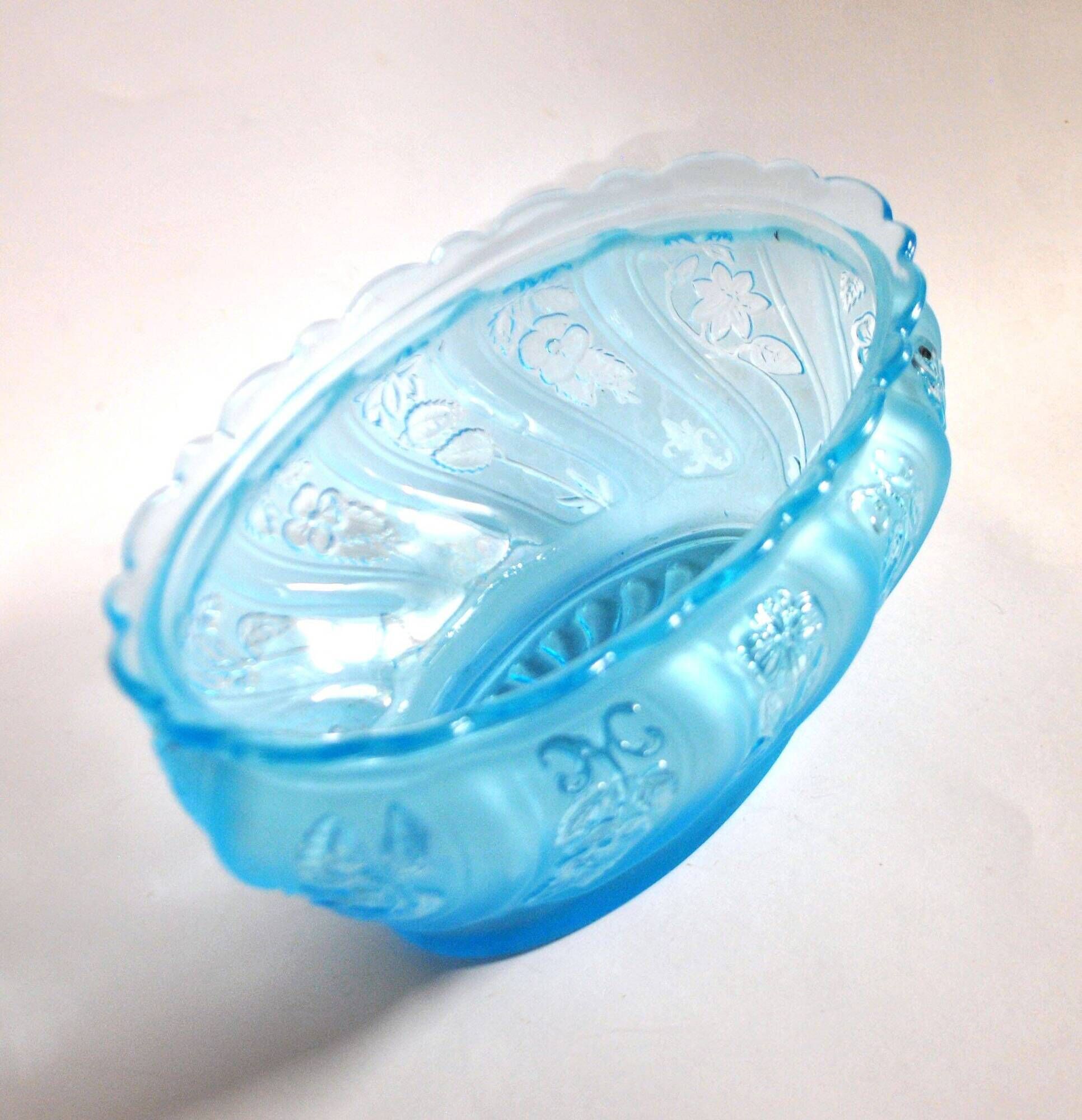 Old oval coupe basket in moulded blue glass, frosted acid, 1900.
