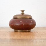 Boîte à souvenirs ronde en laiton indien vintage, boîte à souvenirs avec couvercle, rouge métallisé