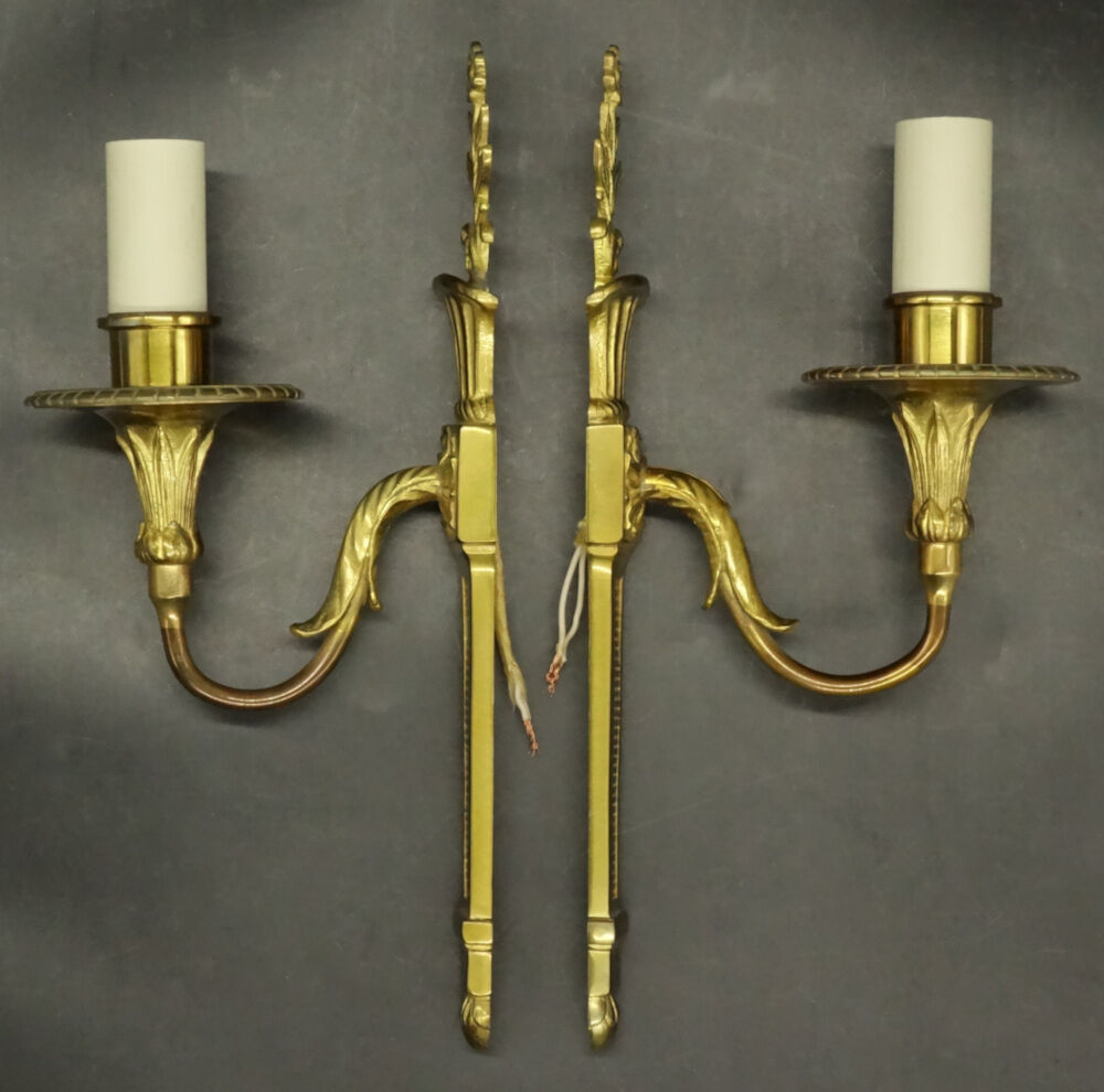 Pair of wall lamps with Louis XVI style flowers