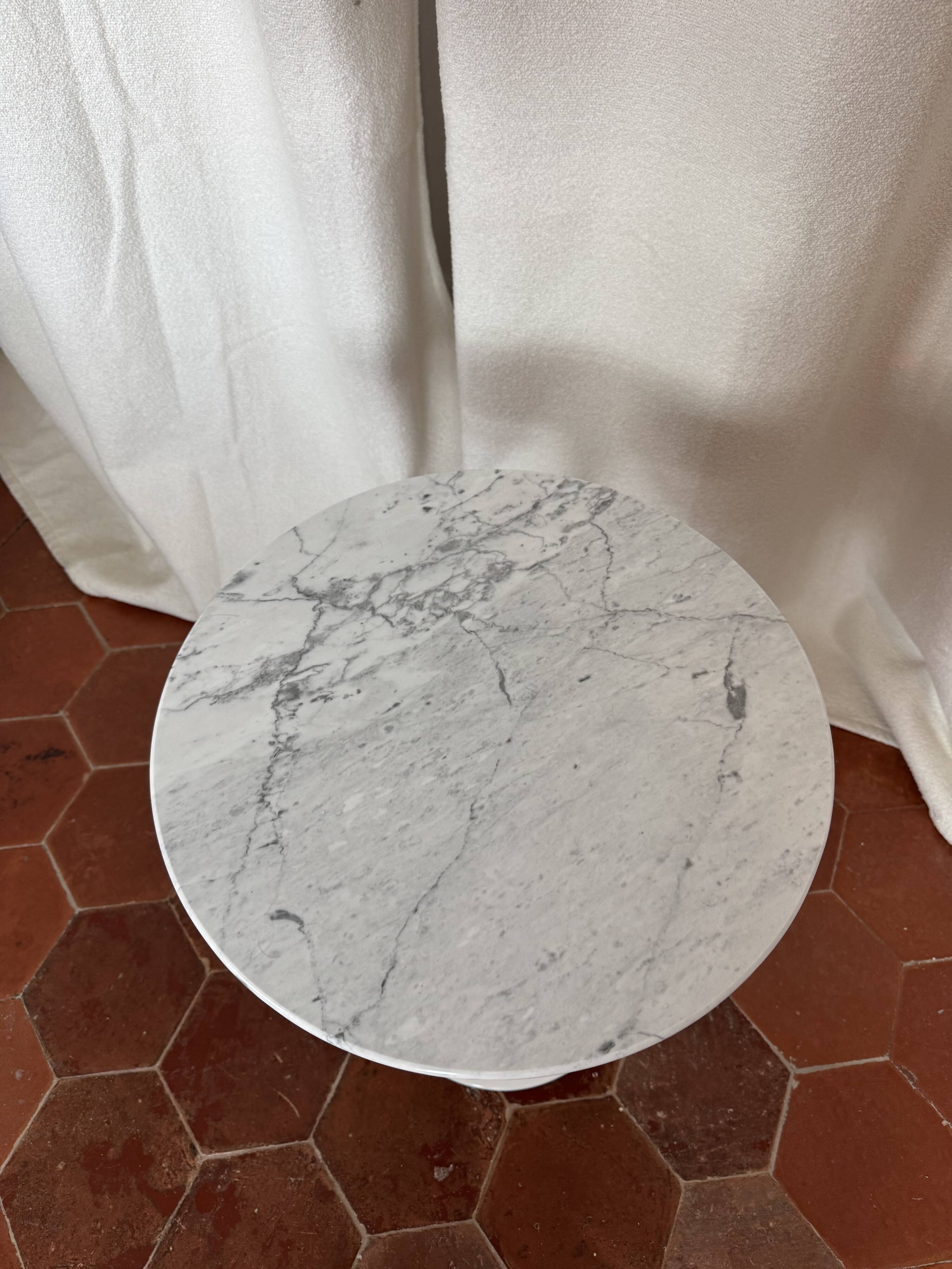 Designer coffee table in Carrara marble – Ø 41 cm