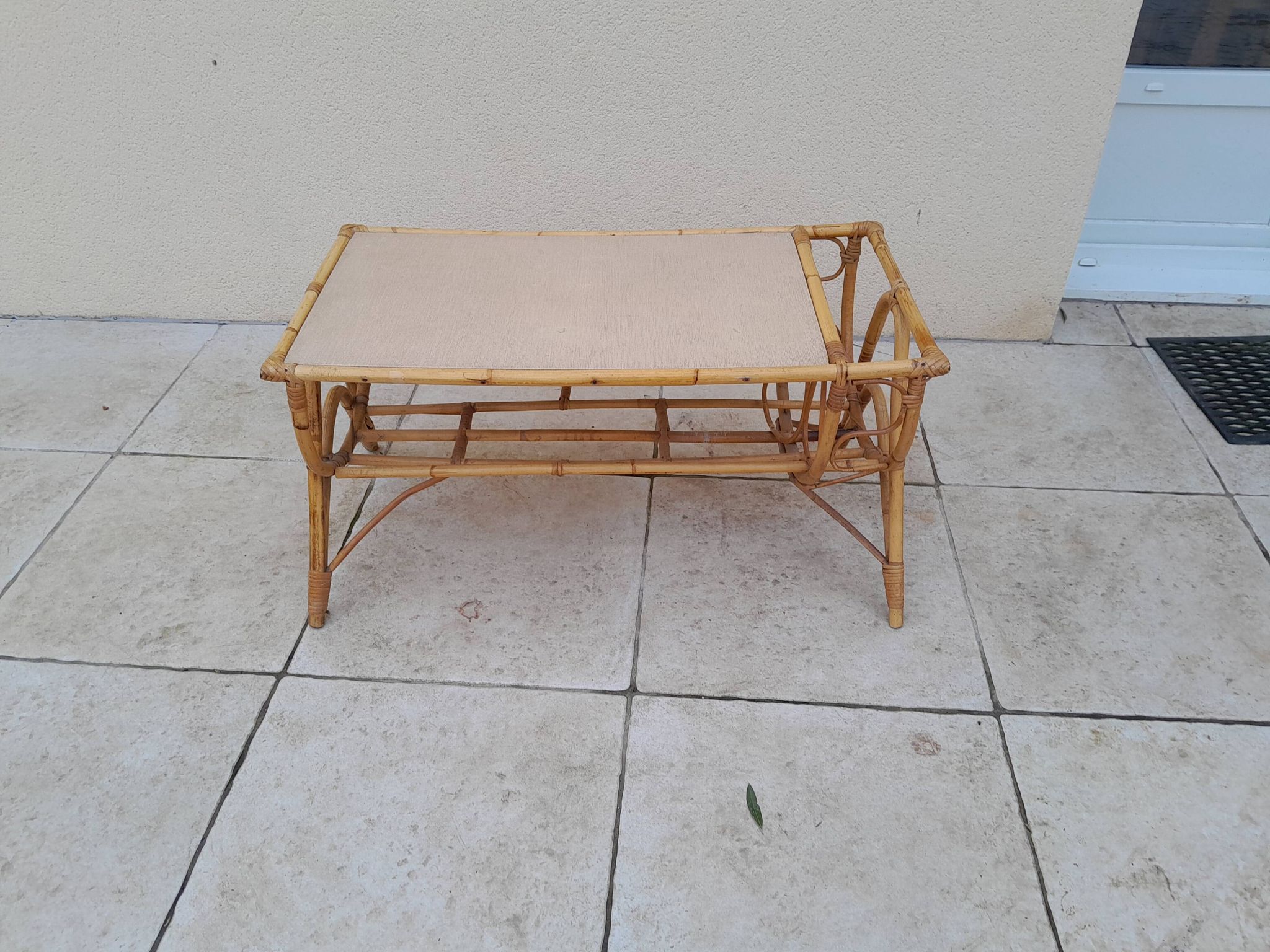 Table basse en rotin porte revue vintage