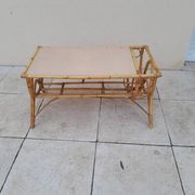 Table basse en rotin porte revue vintage