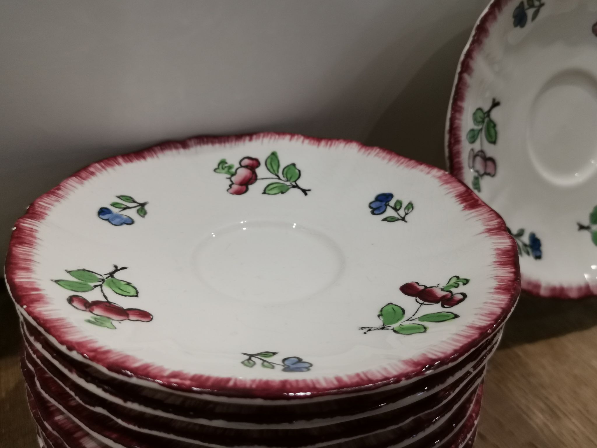 Lot 9 old plates in gien earthenware model "lorraine"