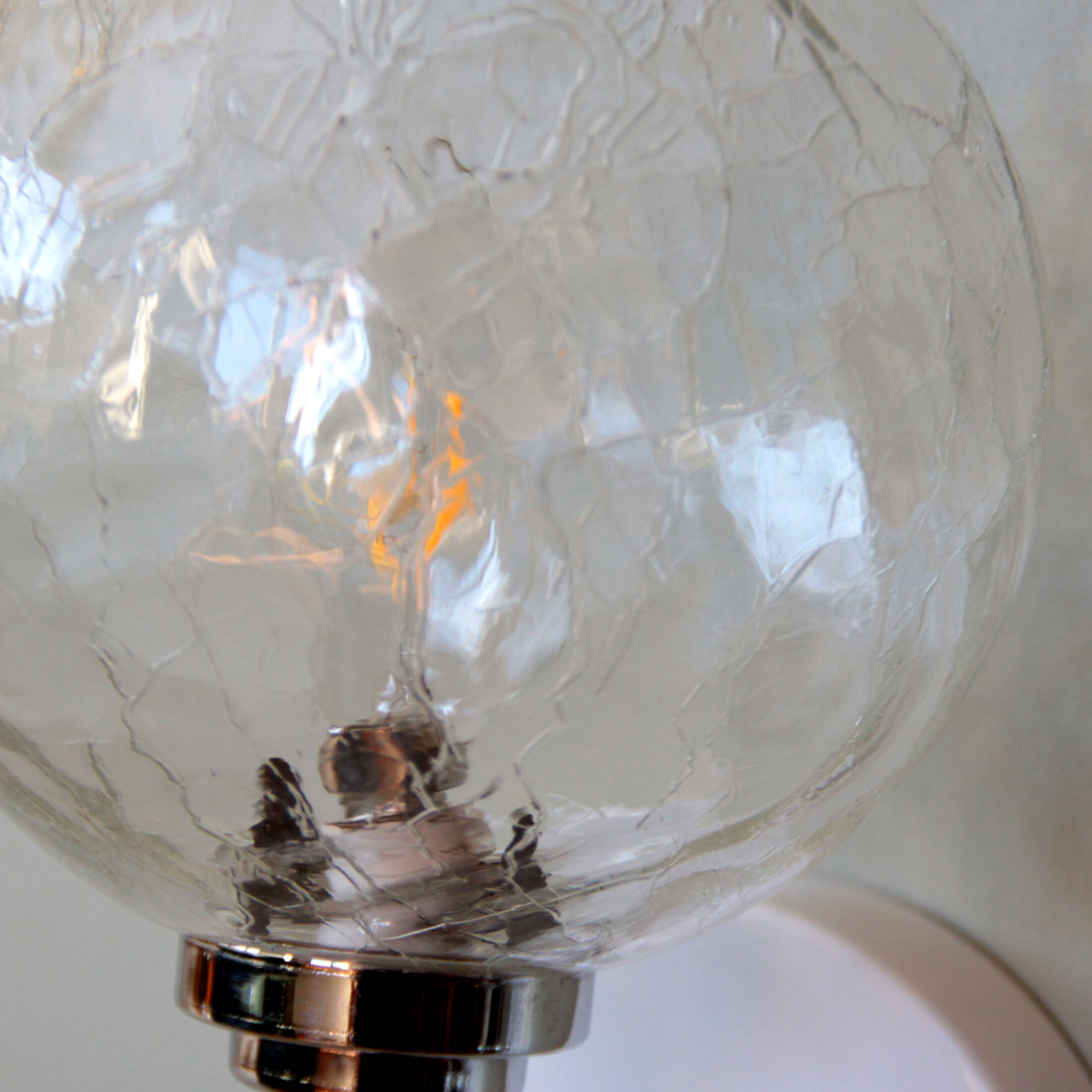 Paire d'appliques anciennes en métal chromé et globes en verre craquelé vintage