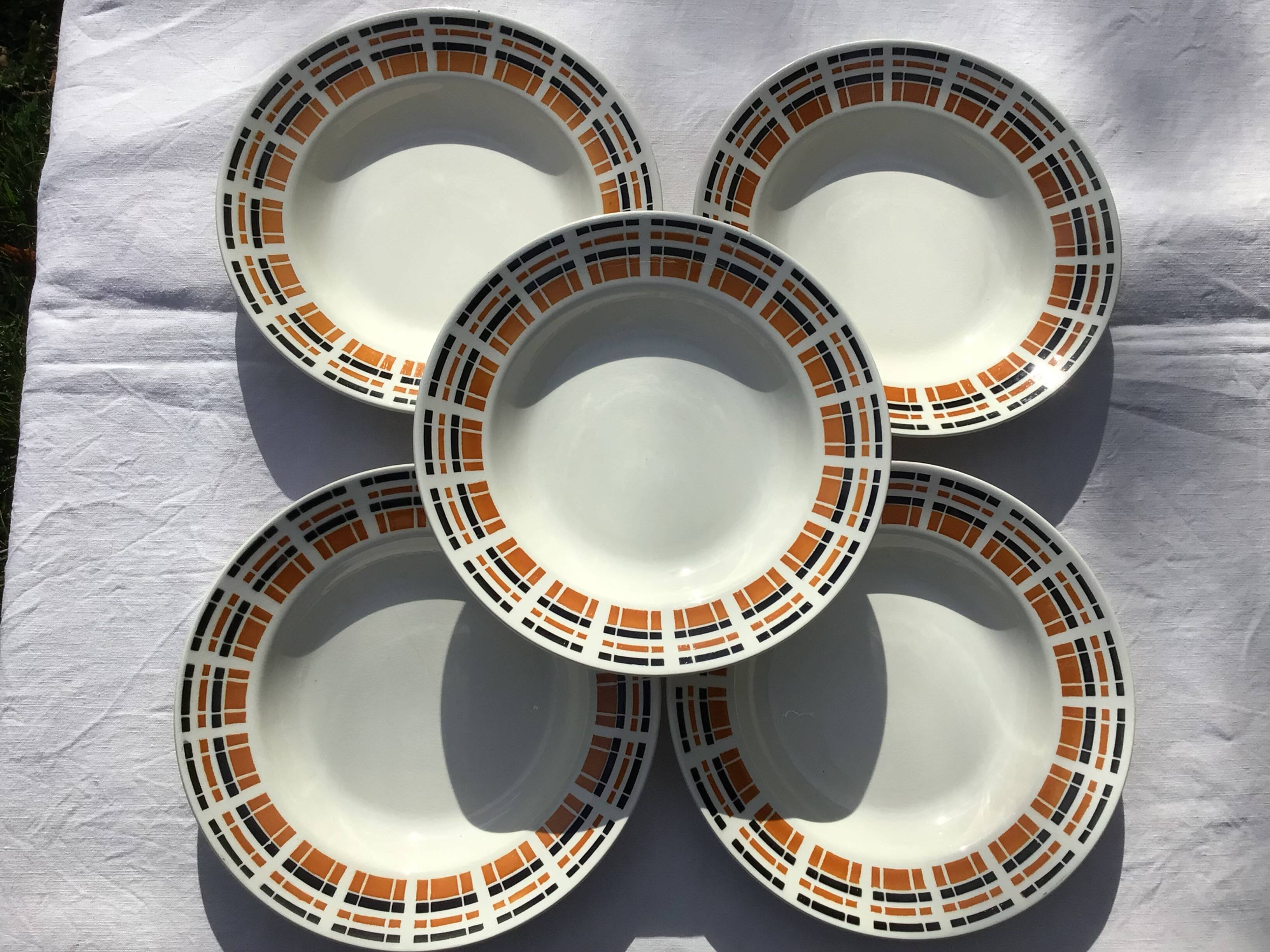 5 Badonviller red and black Scottish soup plates