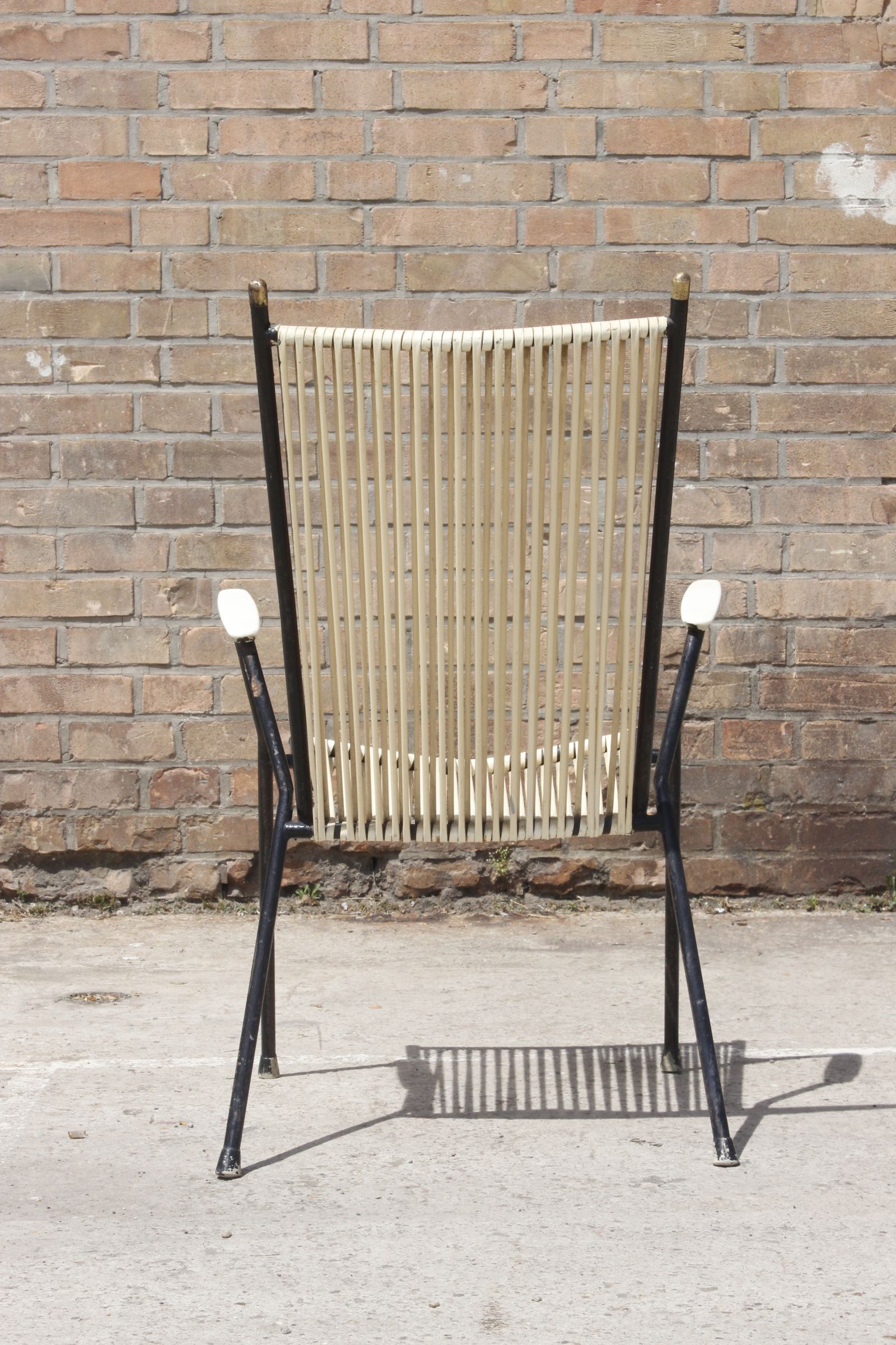 Fauteuil fer forgé, laiton & scoubidou, France 1950s