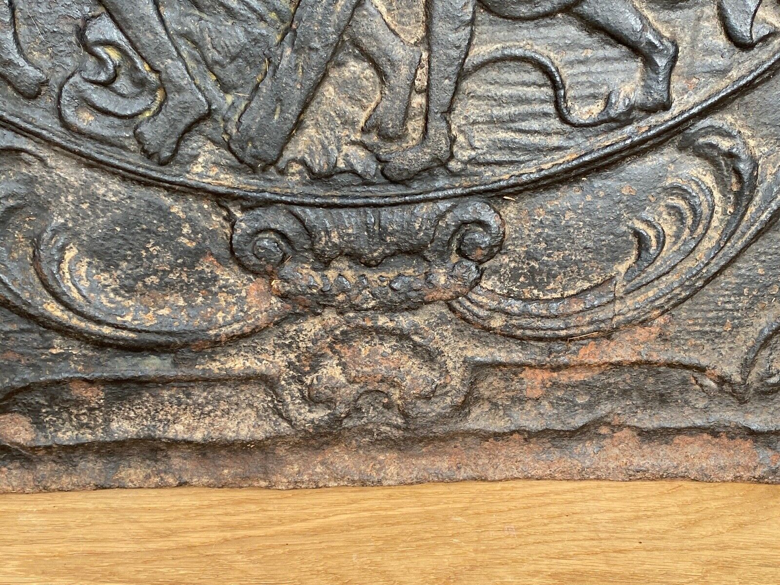 Plaque cheminée en fonte XVIII ème a decor de personnages arabesque